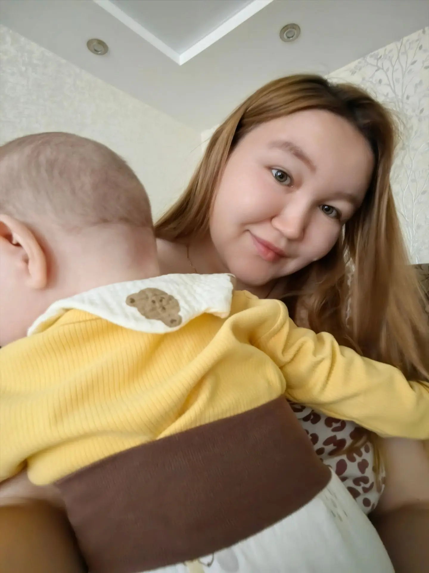 А пока я пытаюсь всех трех накормить, одного уложить на первый сон, на моей основной ра...