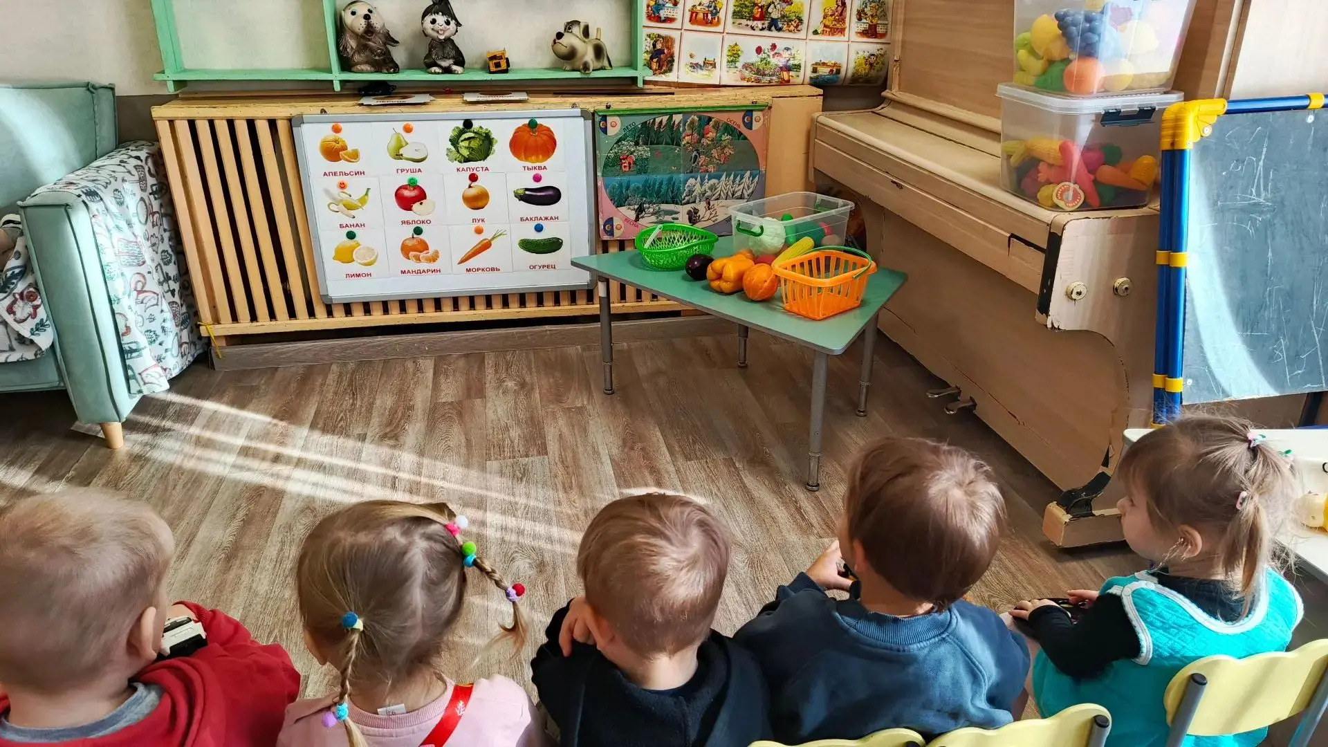 Малыши 1 младшей группы "Солнышко " познакомились с овощами и фруктами, распределили их...
