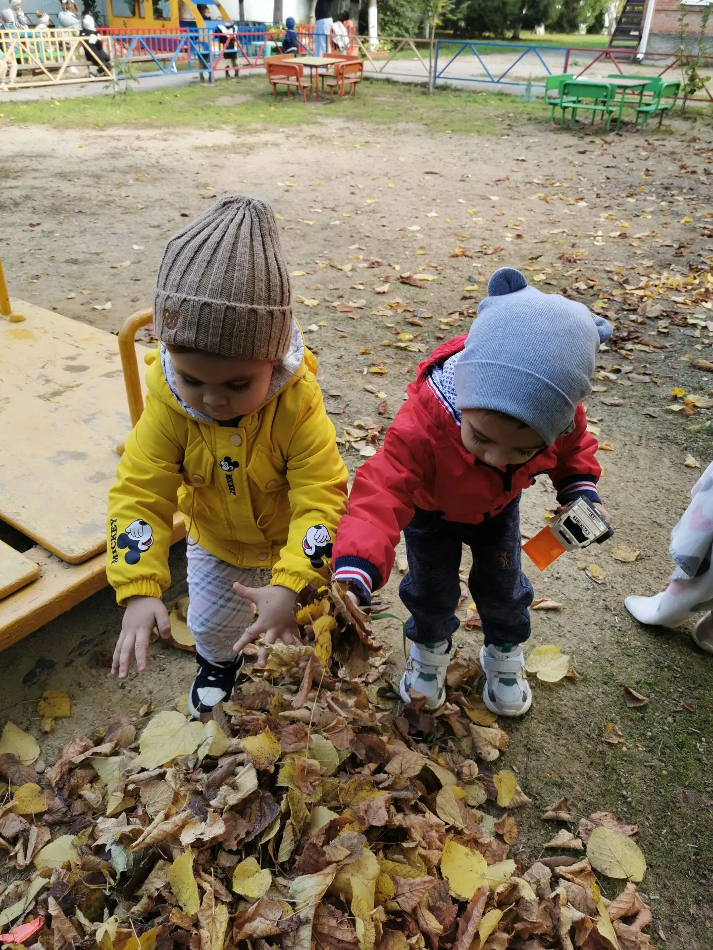 Сегодня малыши из яселек принимали участие в субботнике😍🍁!
