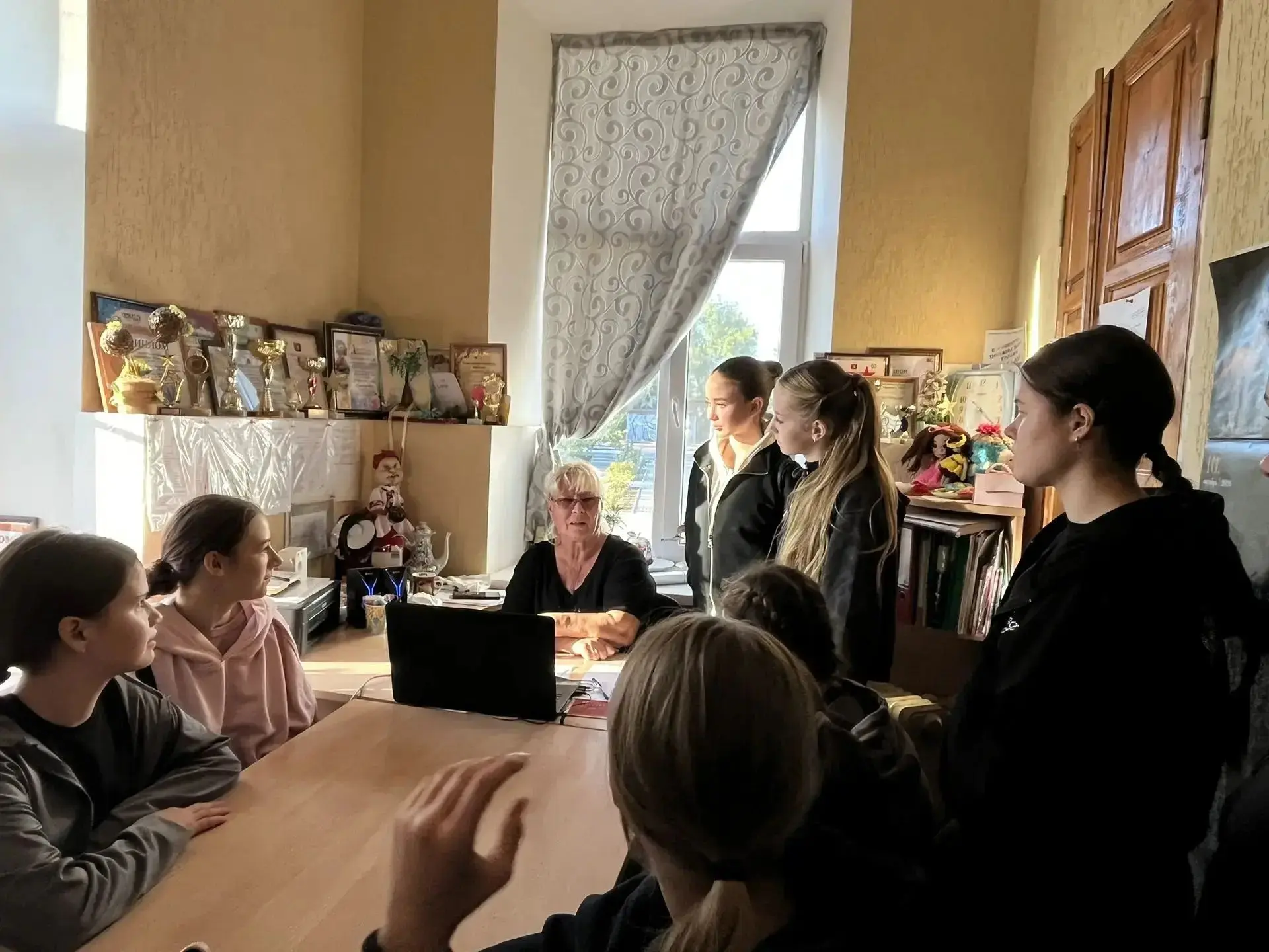 13 октября в клубе Возрождение прошел информационный час на тему : "Коррупция: истоки, ...