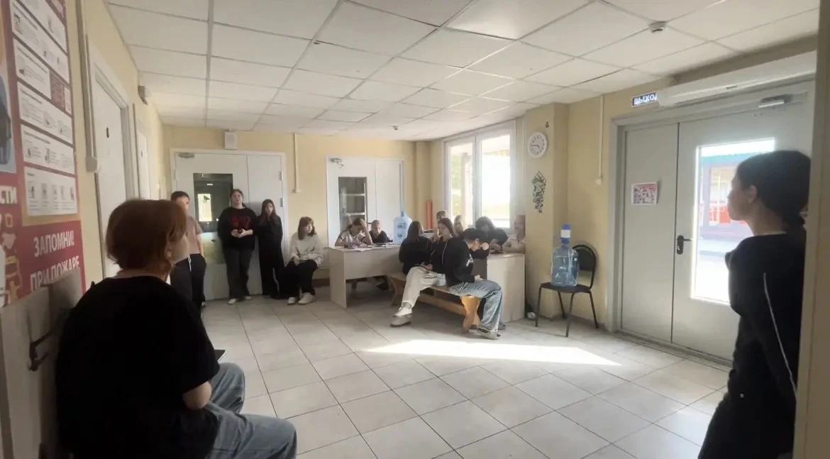 🎶 Готовимся к закрытию смены: репетируем «До скорой встречи» — и в каждом голосе столь...