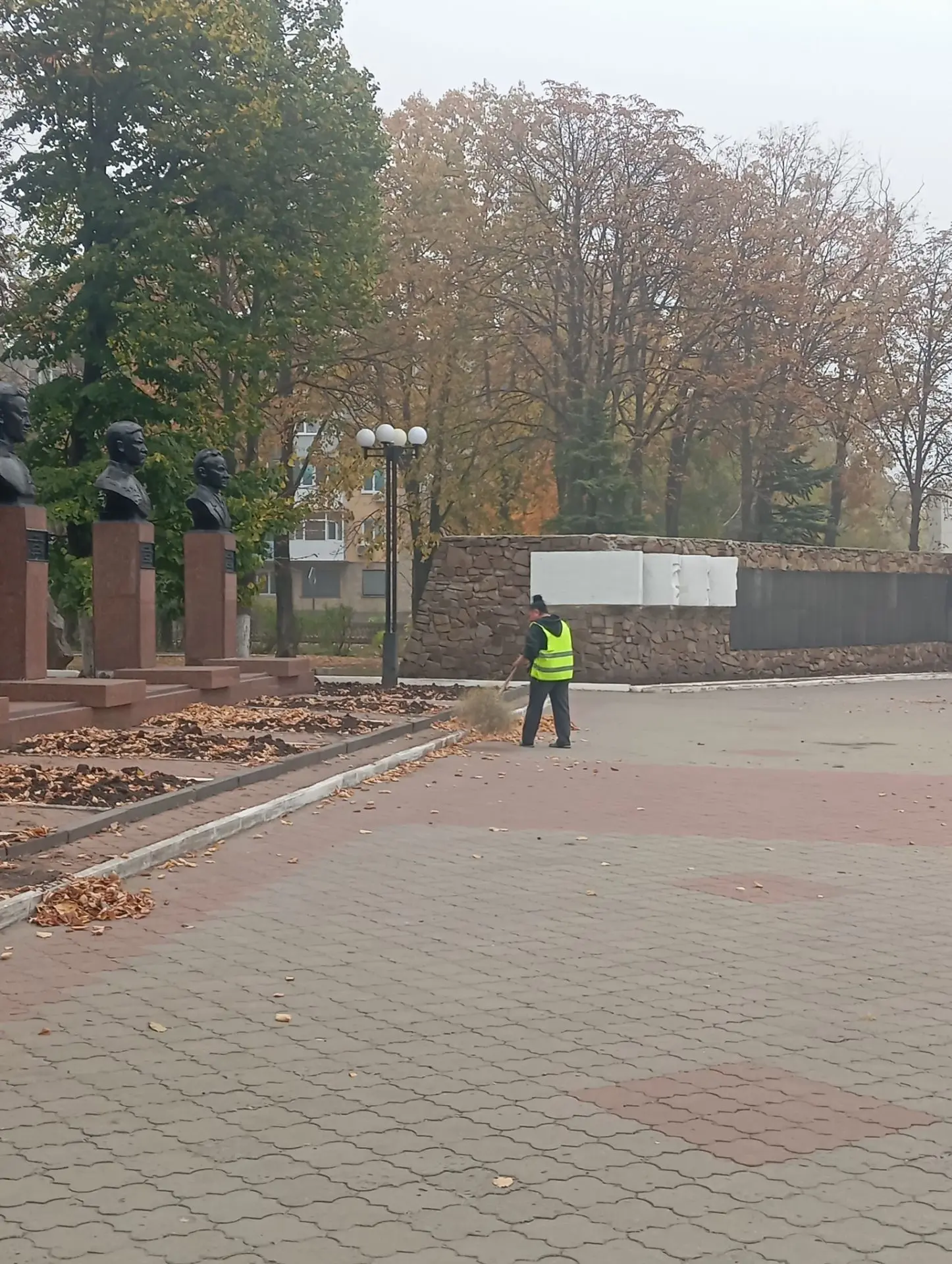 Подметание дорожек, чистка газонов у мемориала Вечный огонь.