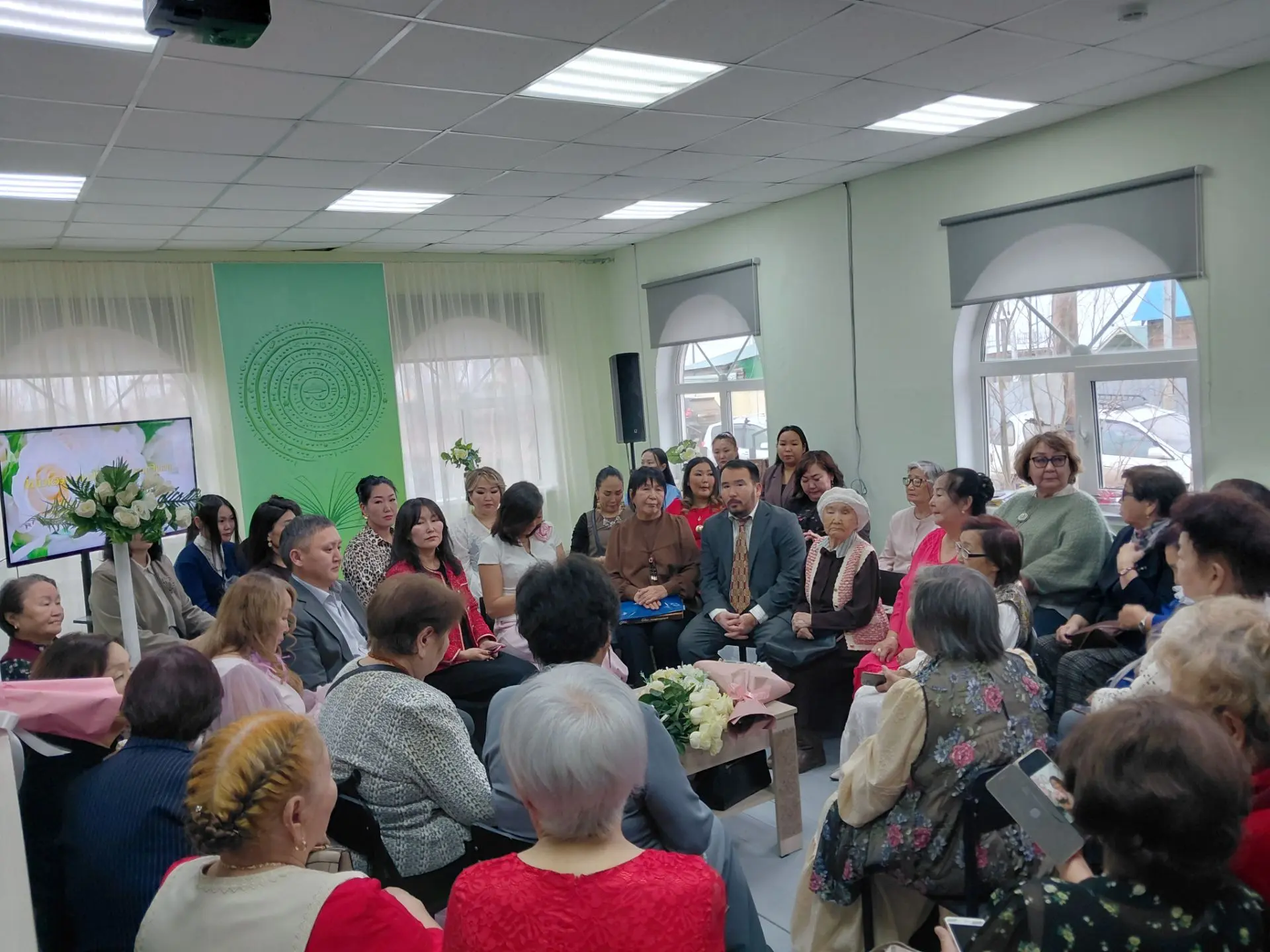 Улуустааҕы киин библиотекаҕа Ийэ күнүгэр анаан Герой Ийэ, салайааччы, учуутал Жиркова К...