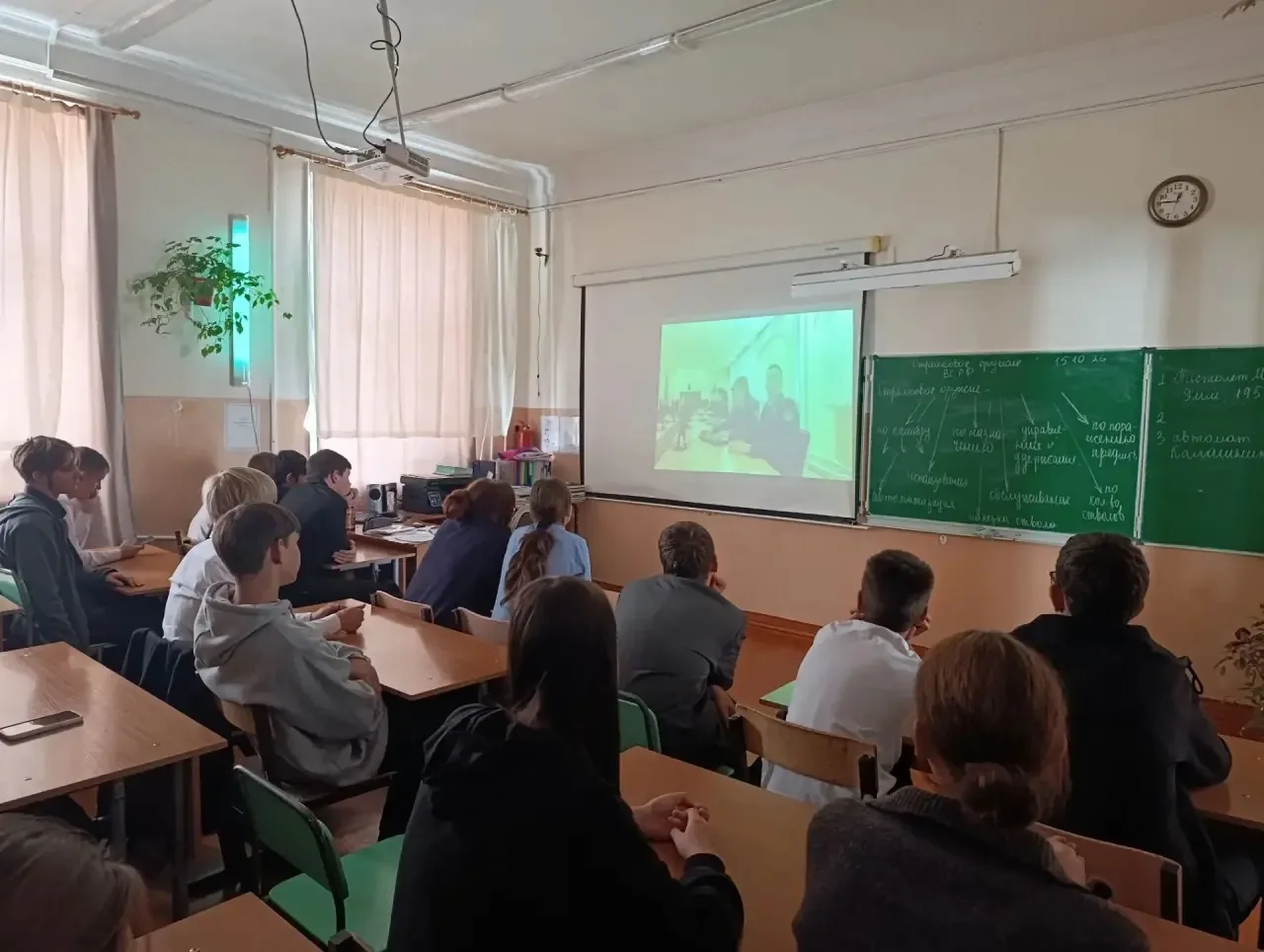 В МБОУ ОШ №2 в рамках подросткового клуба «СВОИ» прошла встреча с интересными гостями: