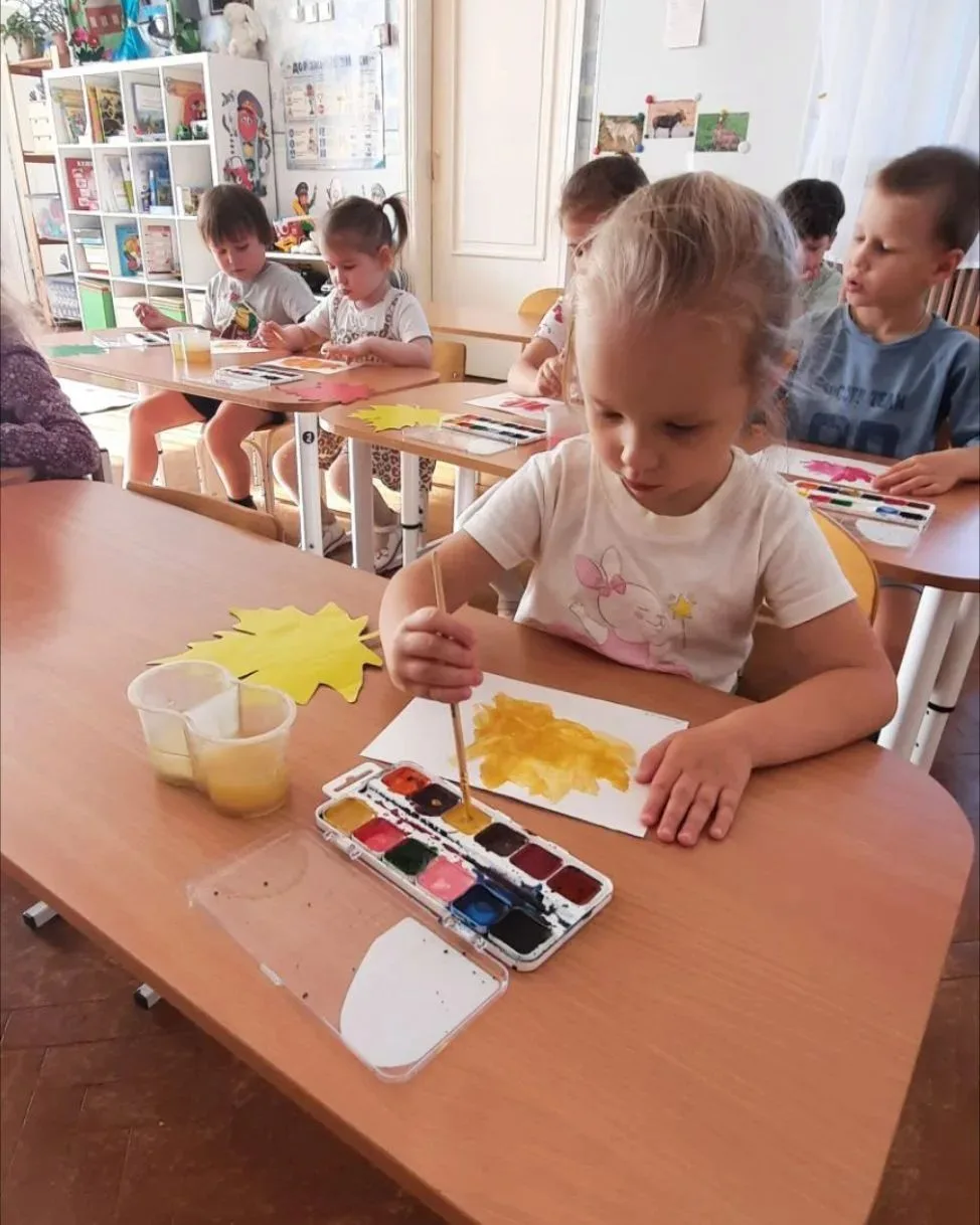 Воспитанники 10 группы рисовали золотую осень и главный её символ — резной кленовый лис...