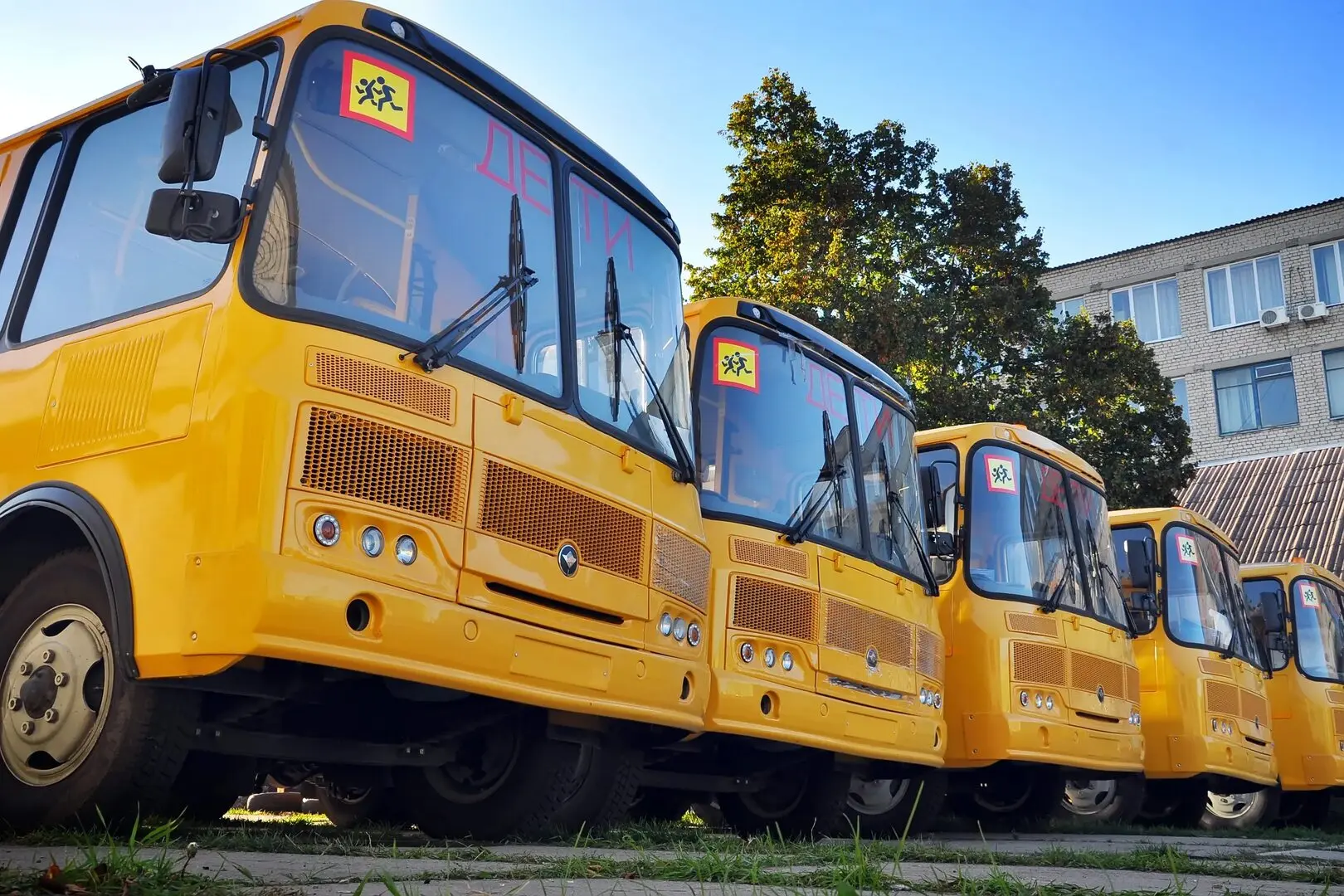 Двадцать пять новых школьных автобусов будет передано Минпромторгом РФ для школ и детса...