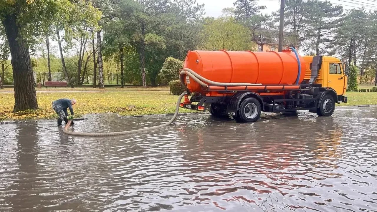 В Анапе начали откачивать воду с подтопленных после дождей улиц