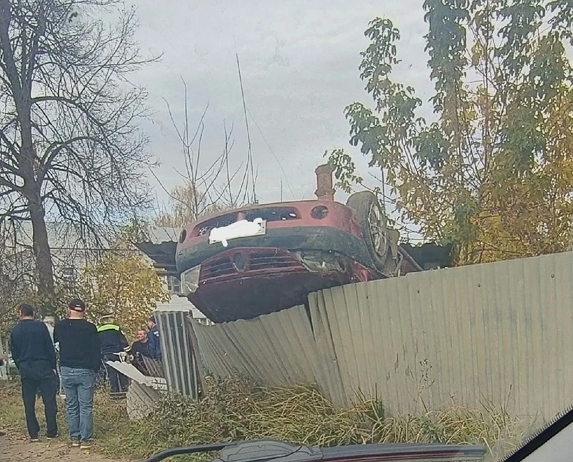В Рыбном у пожарной части перевернулась машина. На месте работают спецслужбы. Обстоятел...