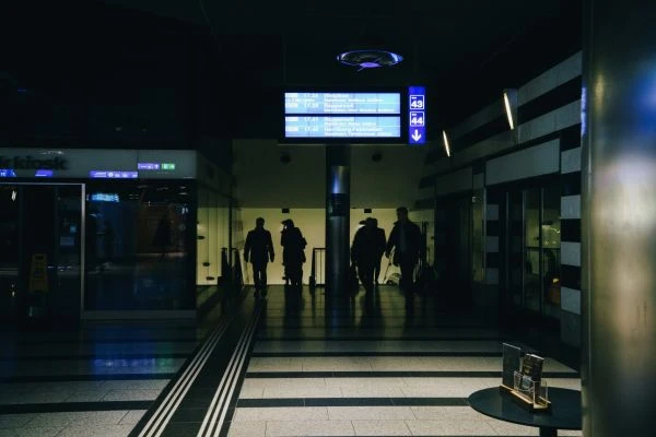 Без света, эскалаторов и поездок в метро: который день в Киеве блэкаут. Чиновники при э...