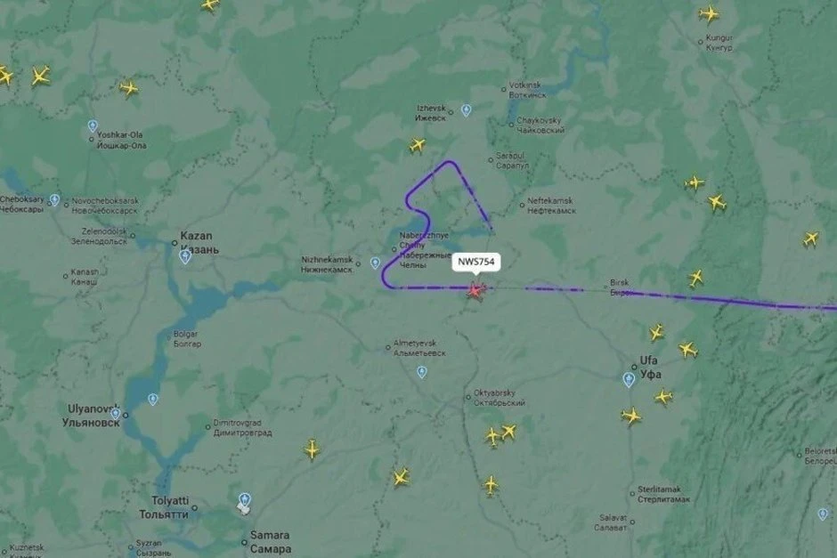 Самолёт из Новокузнецка в Казань изменил курс на фоне ракетной опасности
