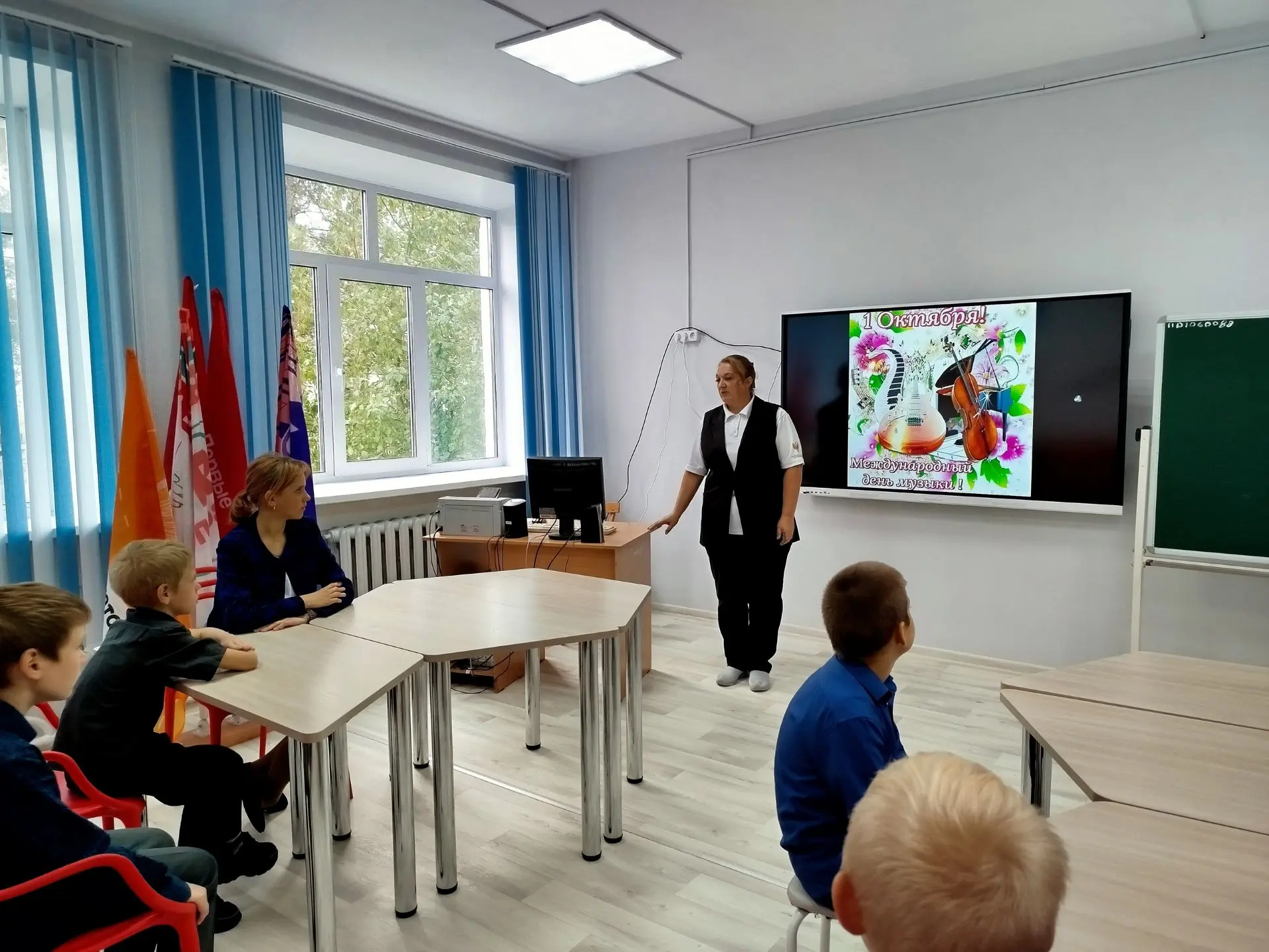 1 октября, в Международный день музыки, советник директора по воспитанию Богович Ю.А. п...