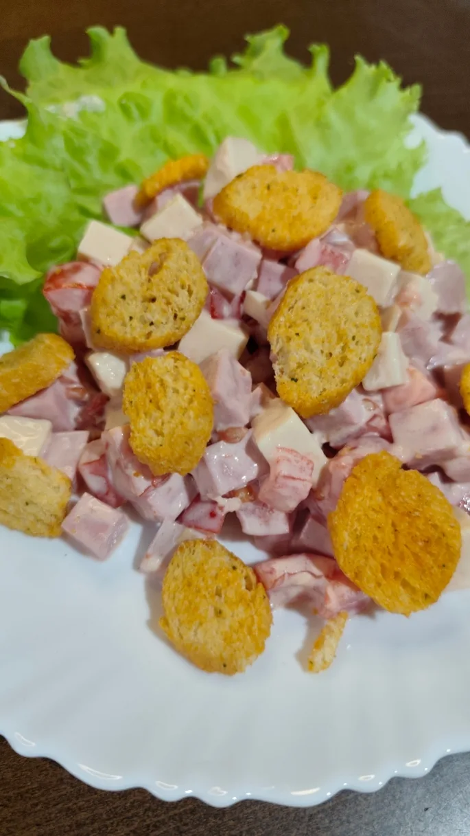САЛАТ С СУХАРИКАМИ 🥗 НА СКОРУЮ РУКУ ВСЕГО ИЗ ТРЕХ ПРОДУКТОВ