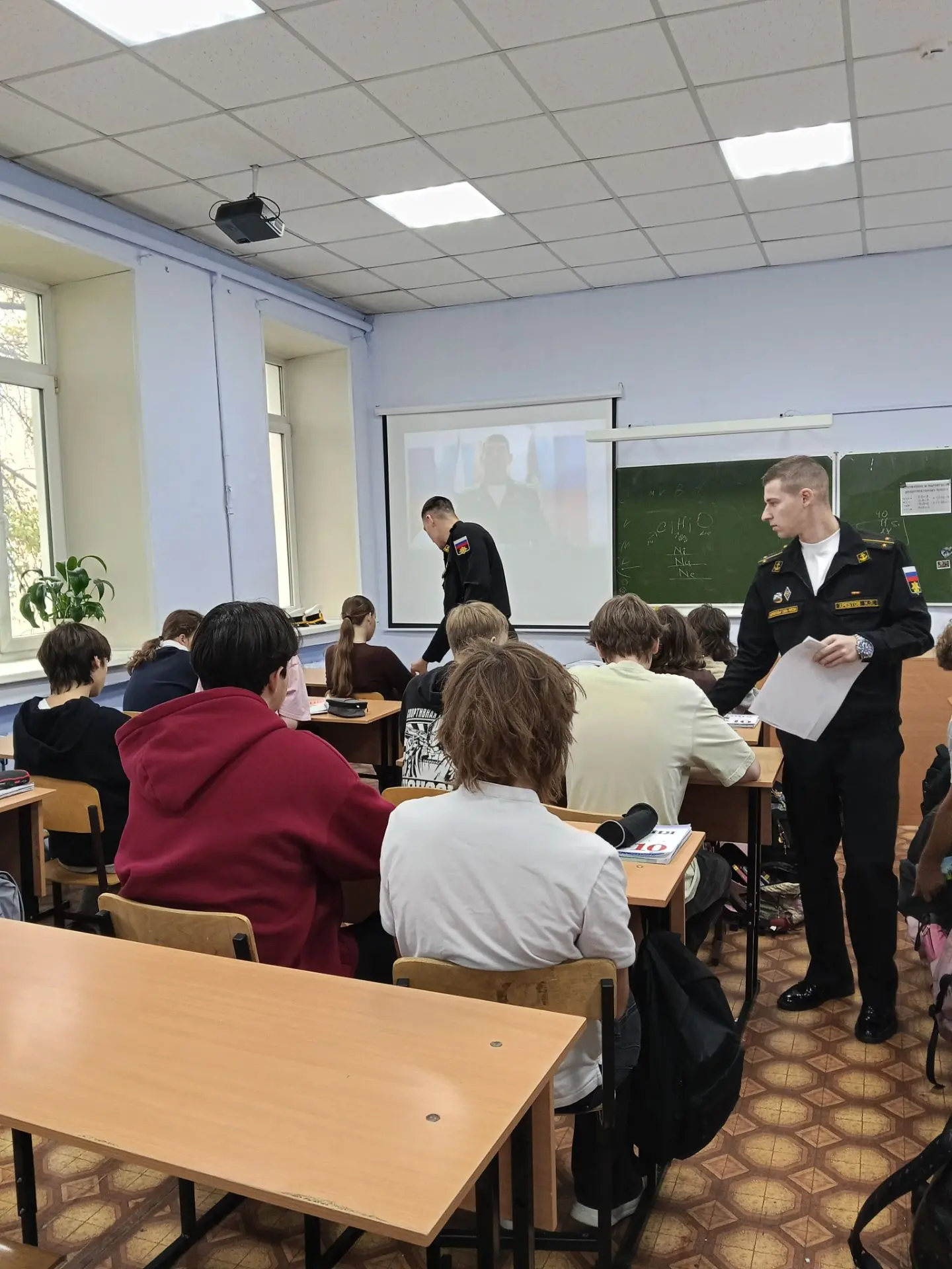 🎖️ В гостях — будущие защитники Отечества: в нашей школе побывали представители ТОВМУ!