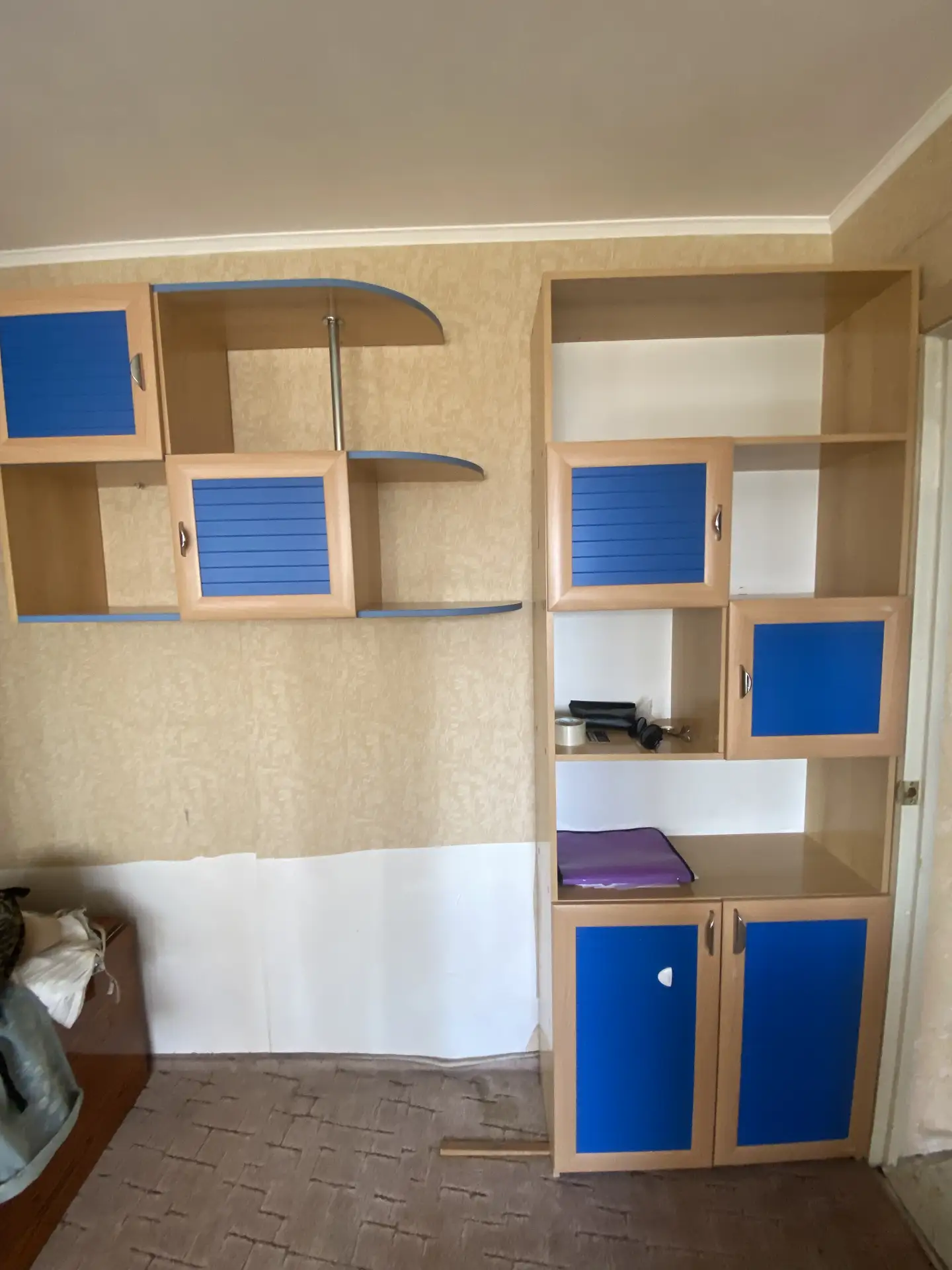 срочно продам шкаф и полочку в отличном состоянии, можно в детскую комнату, продаю а св...