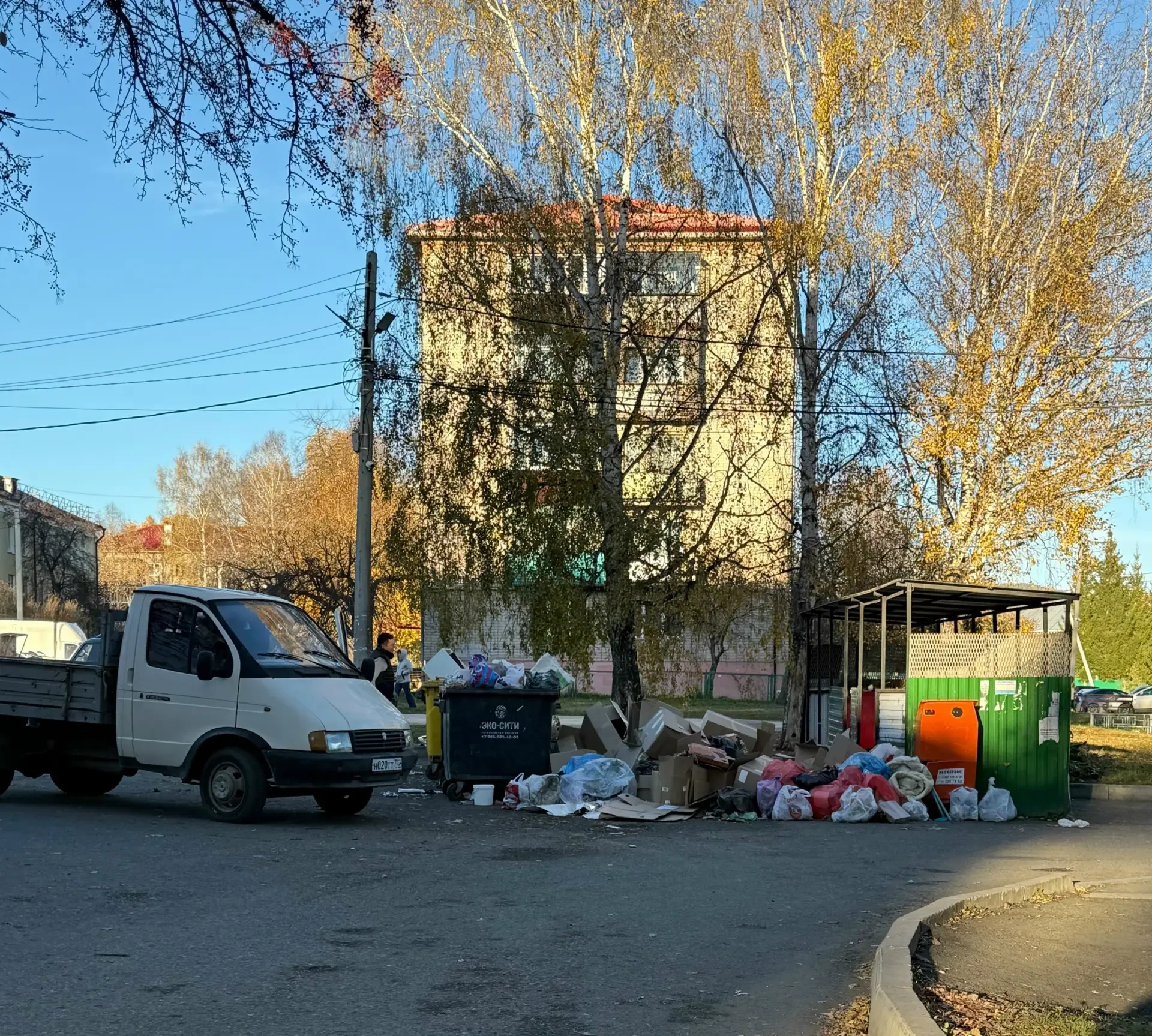 🚧 Мусорка на Пушкина, 58 подбирается к дороге