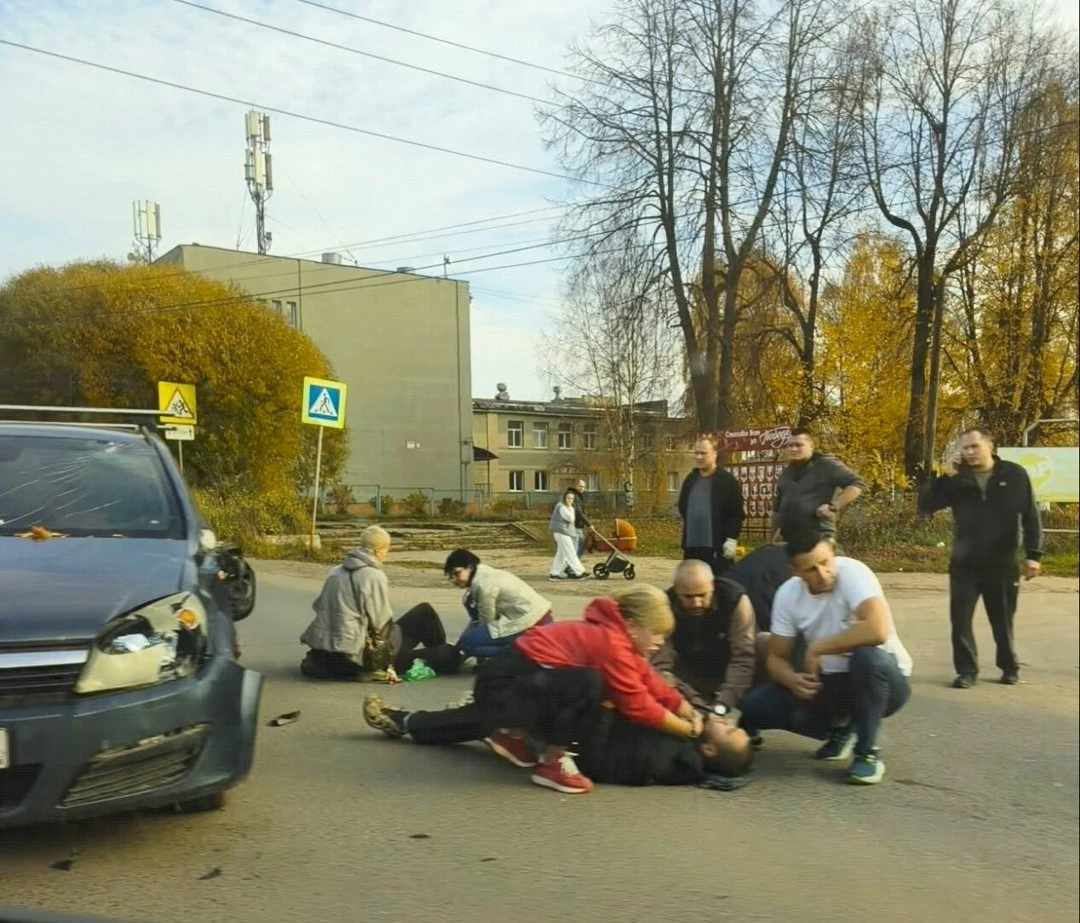 На Нагорной мотоциклист врезался в автомобиль