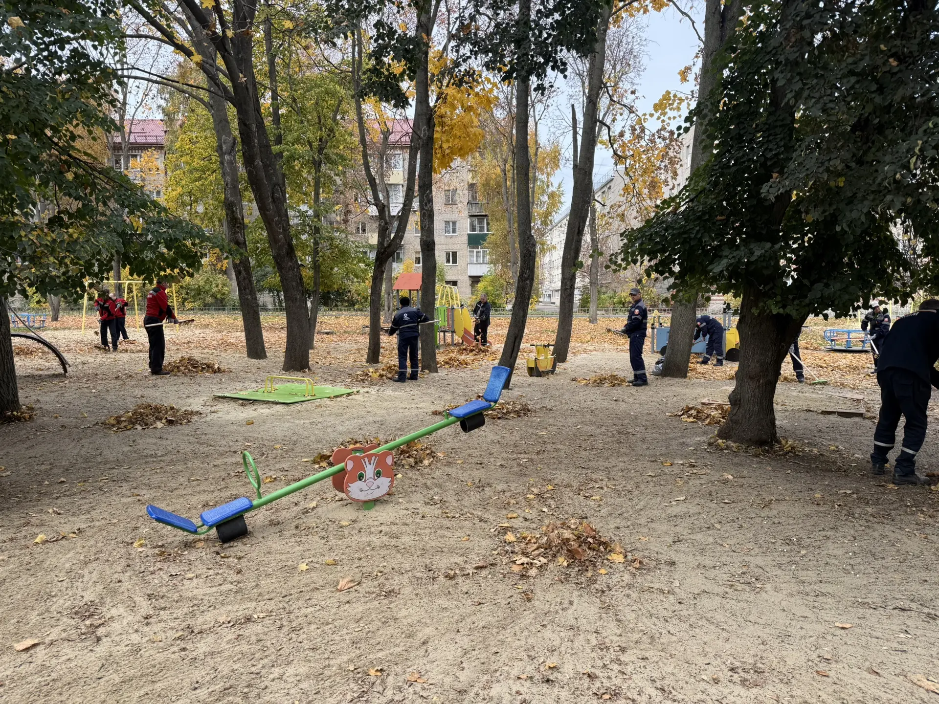 🍂✅Сотрудники филиала «Тамбовская генерация» приняли участие в субботнике в сквере Стро...