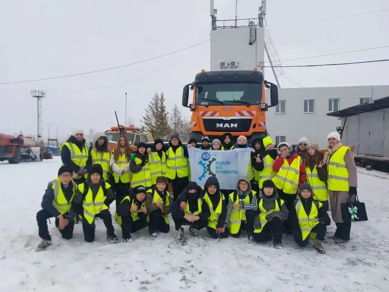 Мирнинским школьникам показали, как работает авиация