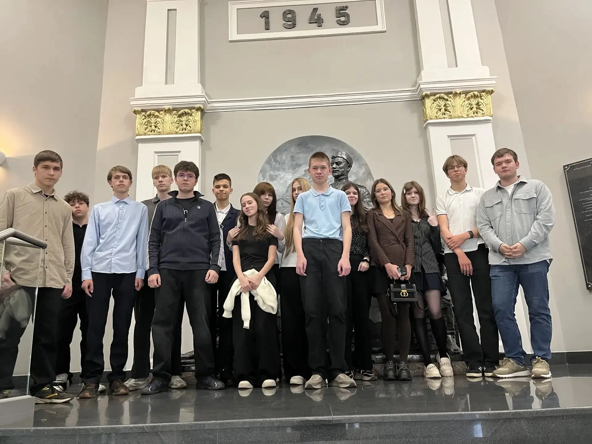 07.10.2026г. ученики 10а класса с классным руководителем посетили музей "Россия - моя и...