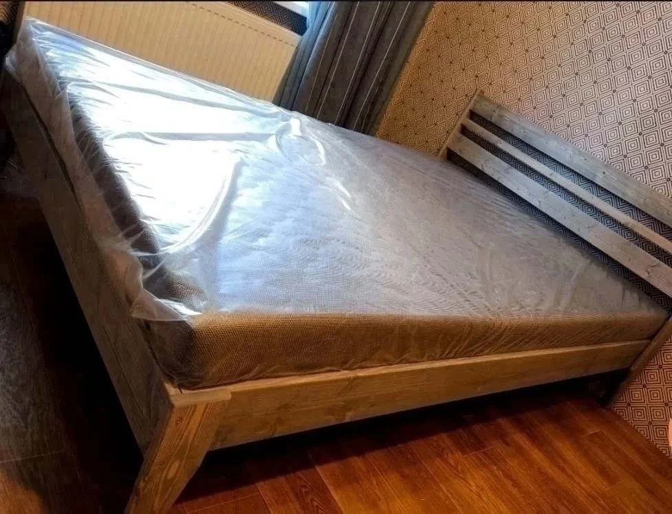 Продам кровать 200х160 с матрацем в абсолютно новом состоянии. (Натуральное дерево)