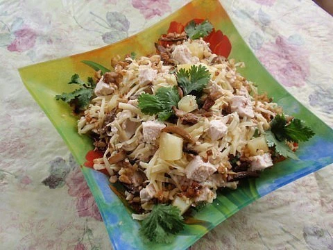 Салат с курицей, ананасами и шампиньонами