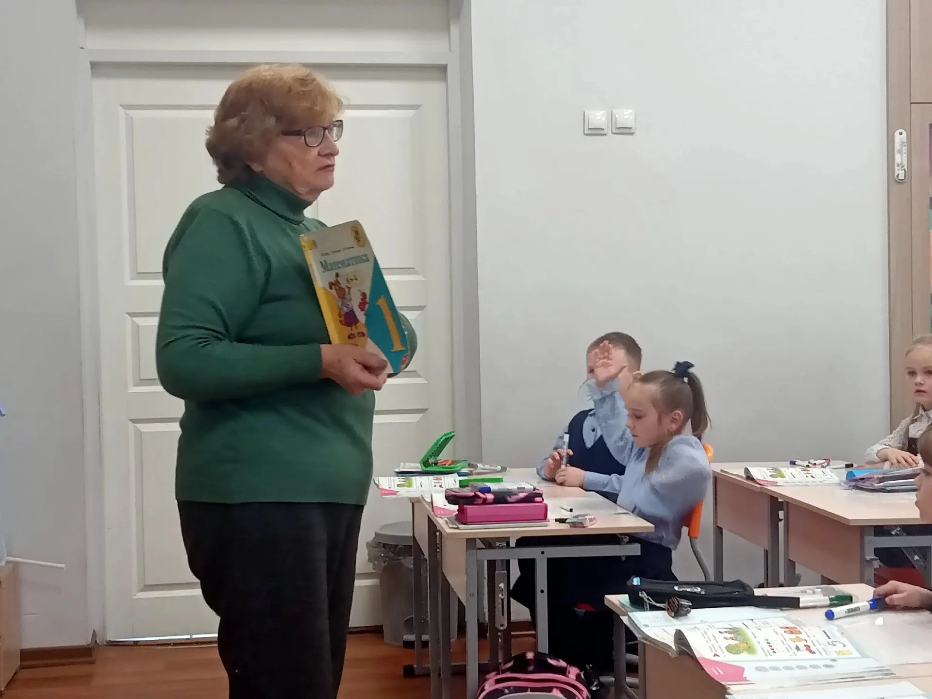 📚В 1 «А», 1 «Б» и 1 «В» классах прошла беседа «Нужен весь учебный год за учебником ухо...