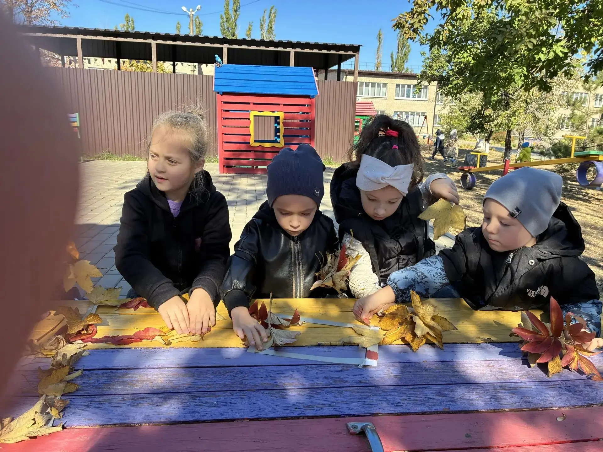Мы стремимся успеть запечатлеть необыкновенные краски осени 🍂✨🧚