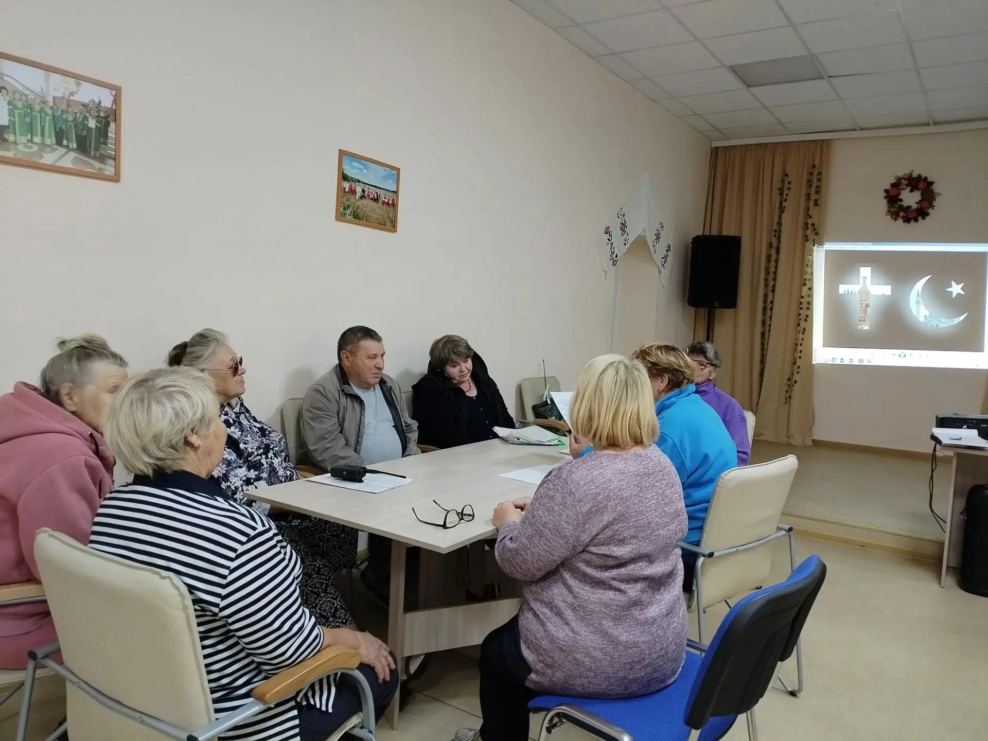 В Замостянском СДК состоялась тематическая беседа «Через веру к миру. Религии народов Р...