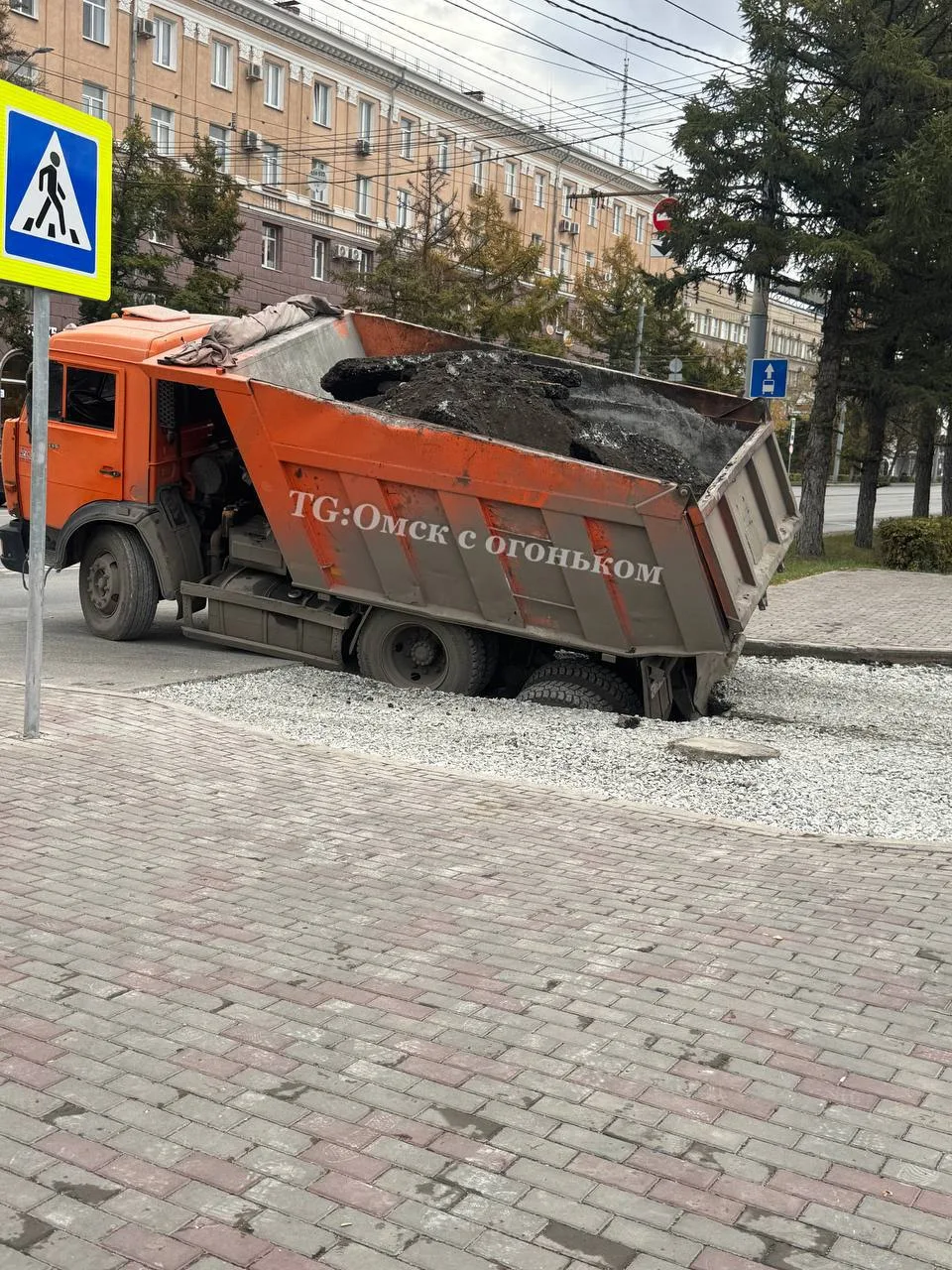 На Тарской в Омске КамАЗ провалился.