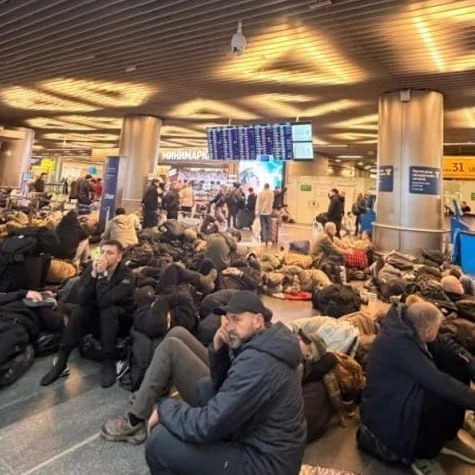❗️В московских аэропортах коллапс — задержано более 400 рейсов из-за угрозы атаки БПЛА,...