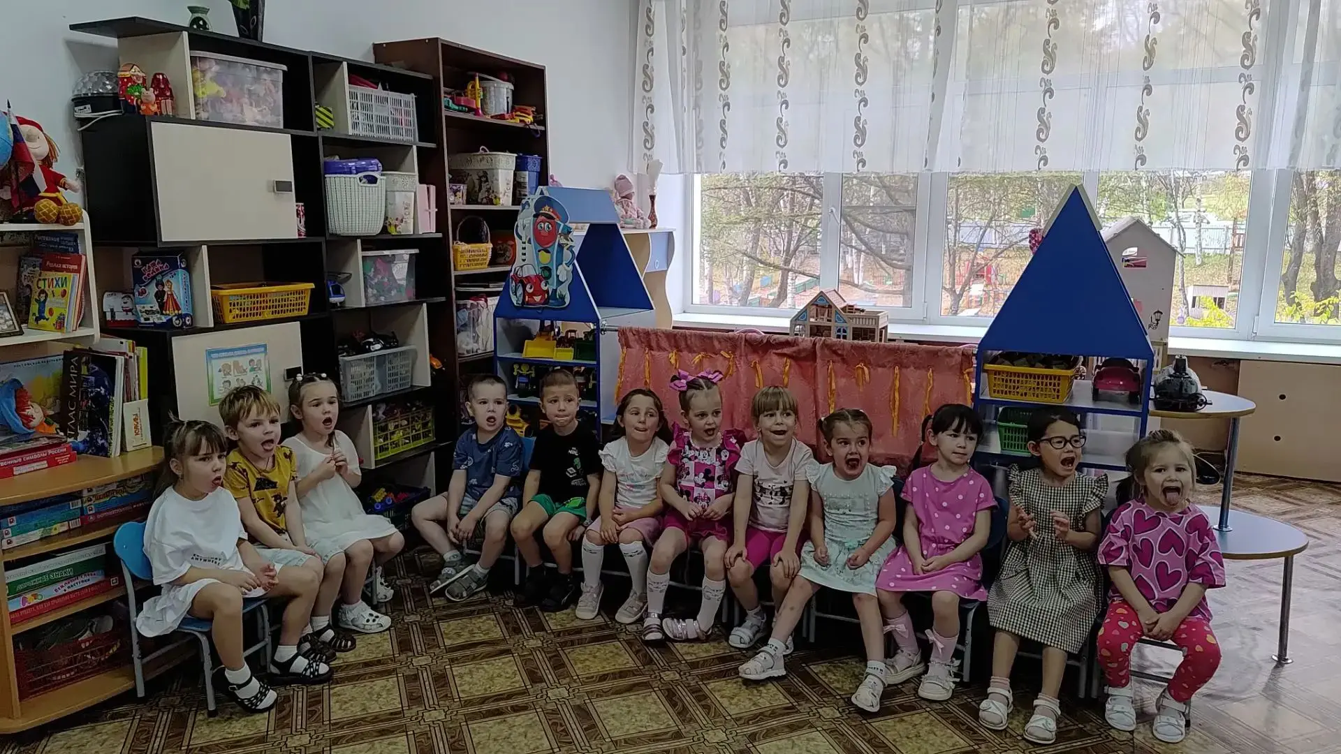 На занятии по развитию речи ребята средней группы "Непоседы" отправились в воображаемое...