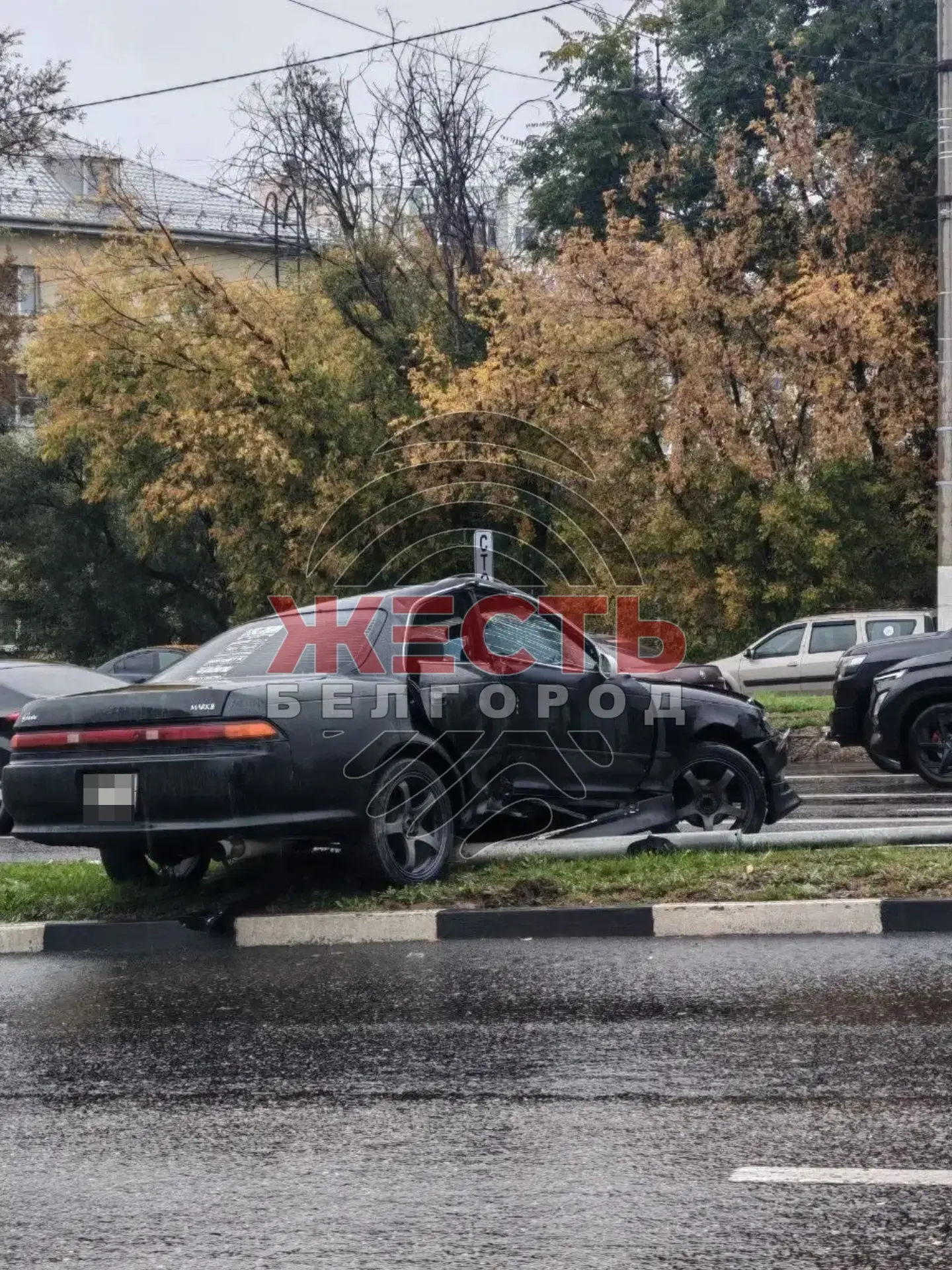 На улице Волчанская машина снесла светофор и вылетела на газон