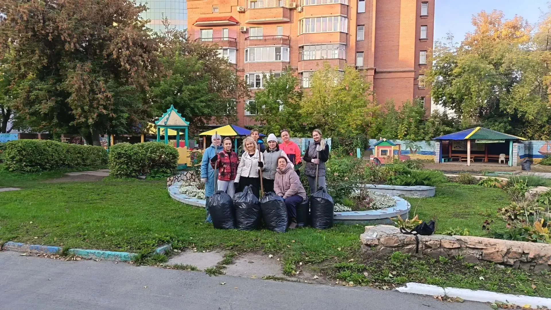 📸Продолжаем делиться яркими кадрами с нашего субботника! 🍁