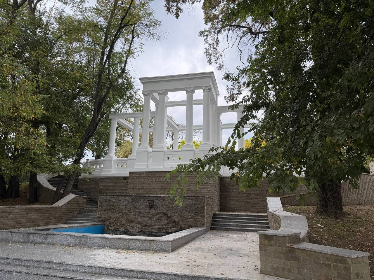 🏛️В Городском Саду Краснодара обновили колоннаду 1930-х годов.