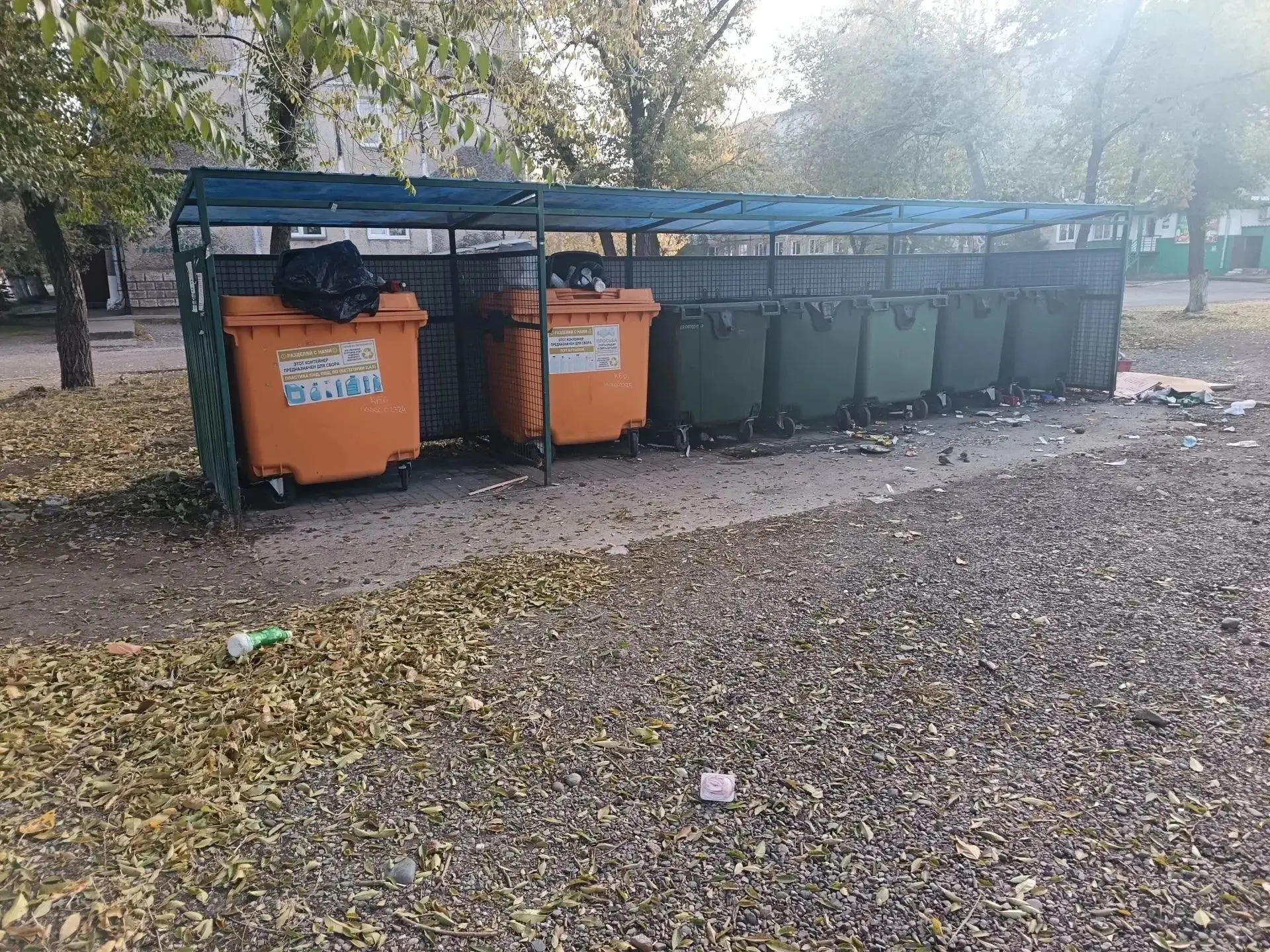 В Саяногорске вывозят мусор.