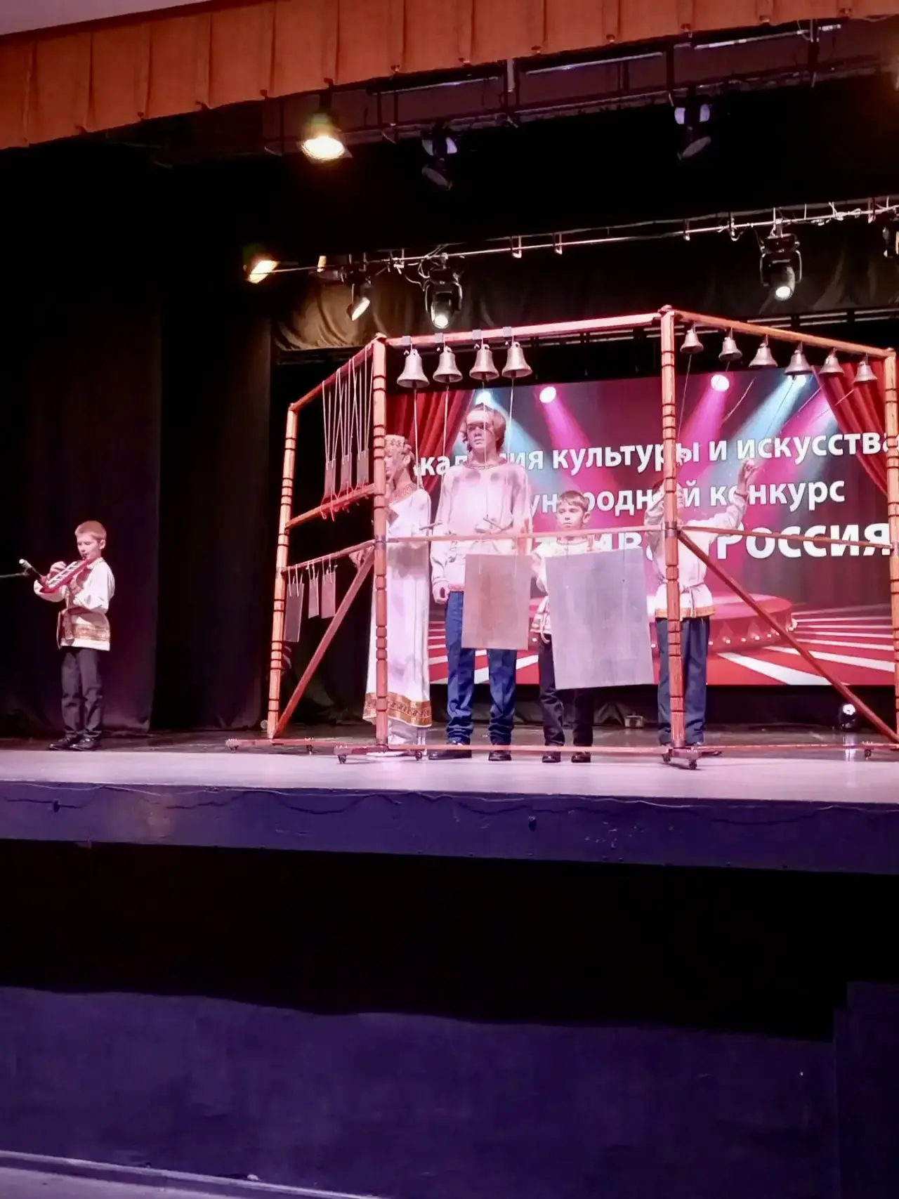 10 октября образцовый ансамбль «Перезвон», руководитель Петровичева Г. В. принял участи...