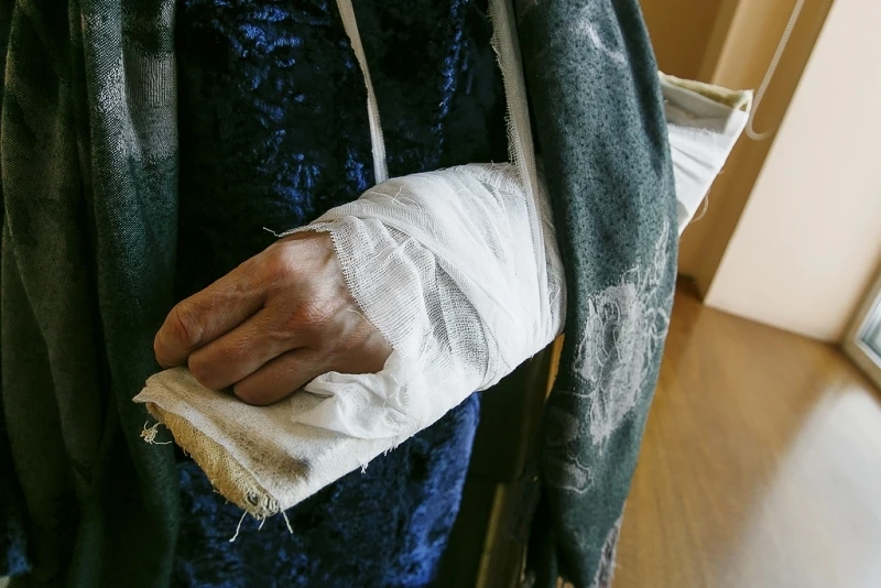 🏥 В Подмосковье женщина сломала сразу обе руки, просто упав на землю