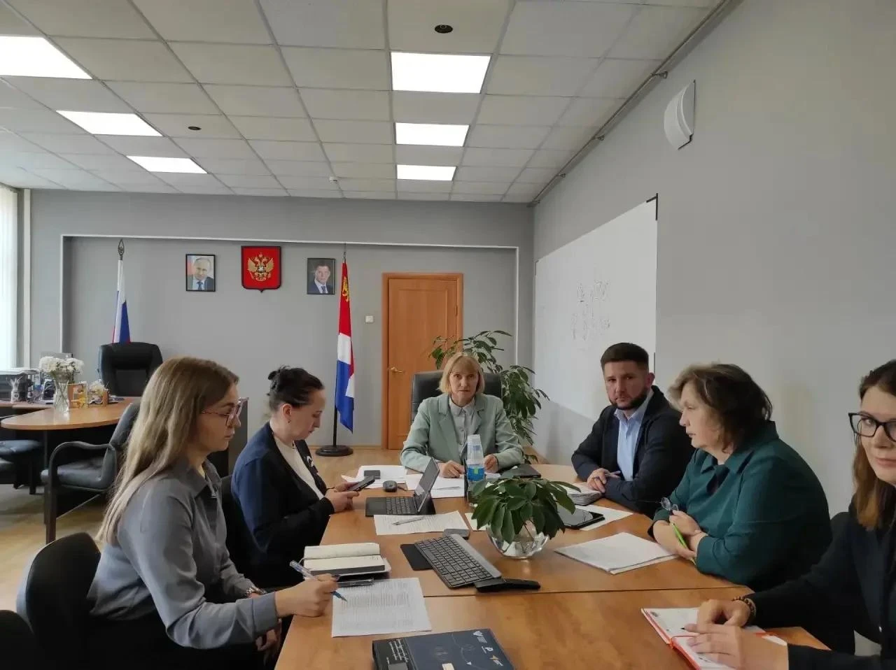 🛡️ Обсудили безопасность школ и поддержку детей