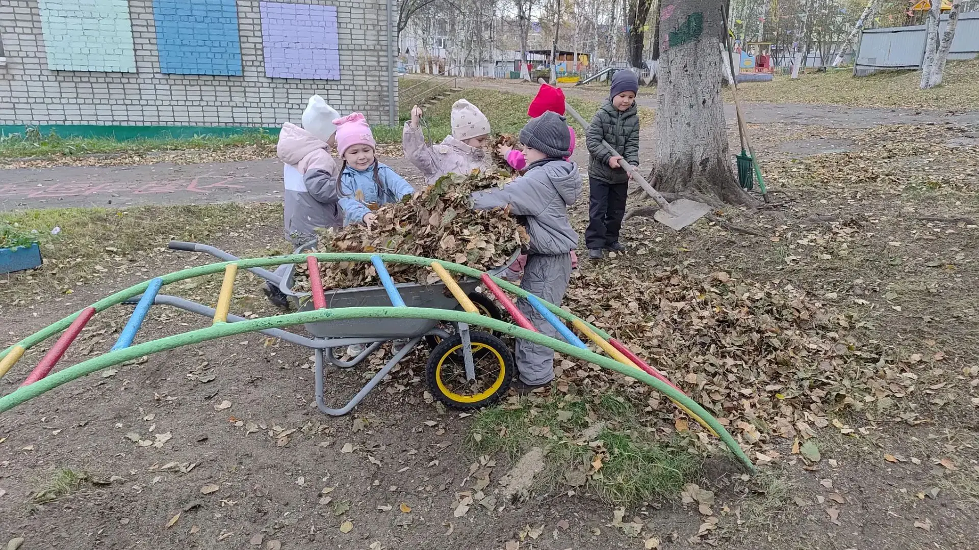 Осень раскрасила наш детский сад в яркие цвета и засыпала дорожки золотой листвой. Для ...