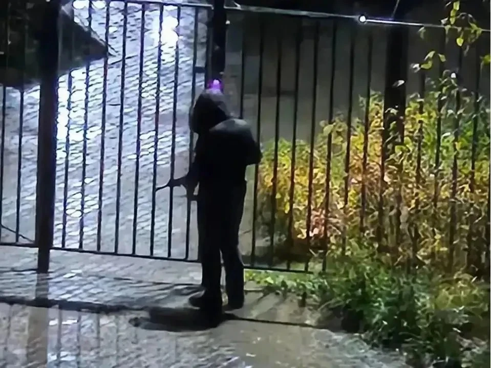 В Тюмени мужчина с похожим на автомат предметом пытался попасть в многоэтажку на ул. Ни...