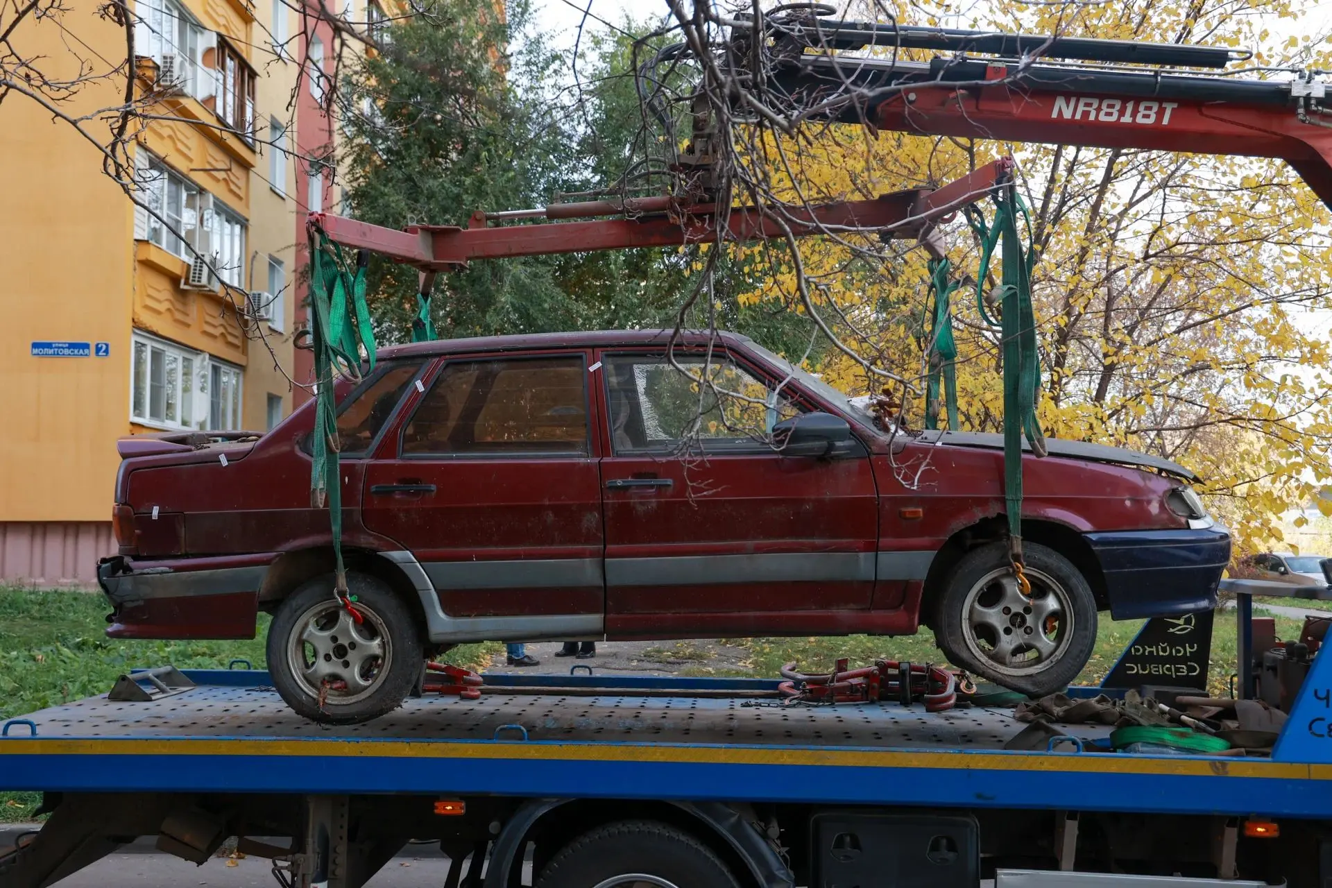 Брошенные и разукомплектованные автомобили убирают с улиц Ленинского района 🚗