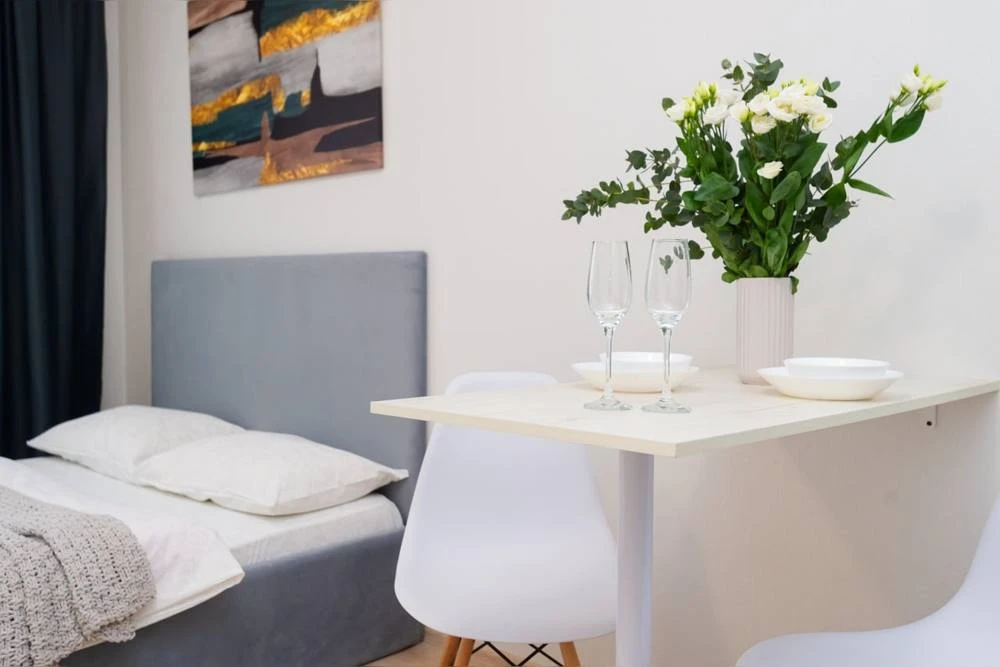 https://domiksmart.ru/ekaterinburg/kvartira-studiya-posutochno-v-ekaterinburge-40-letiy...