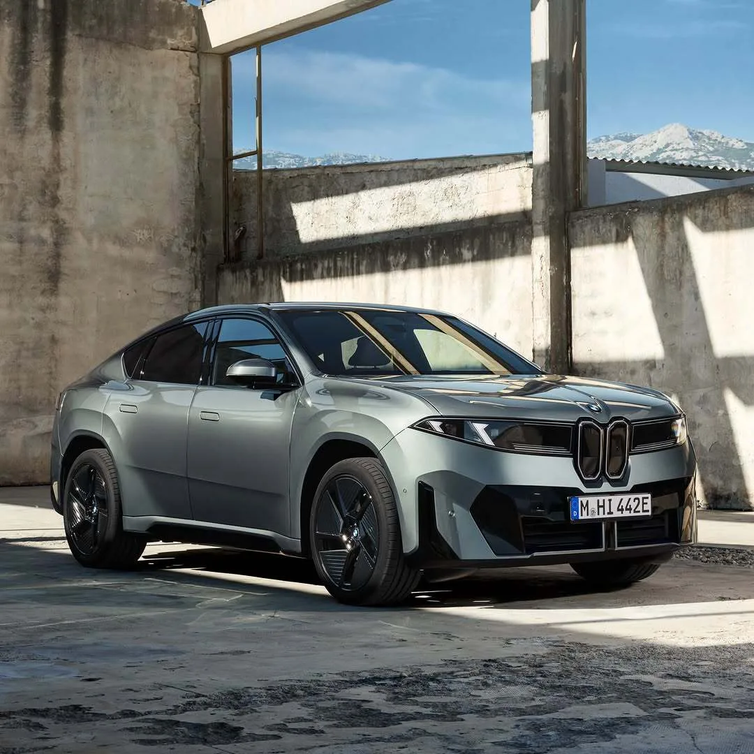 BMW iX4 50 xDrive — это современный электрический кроссовер, который сочетает в себе пе...