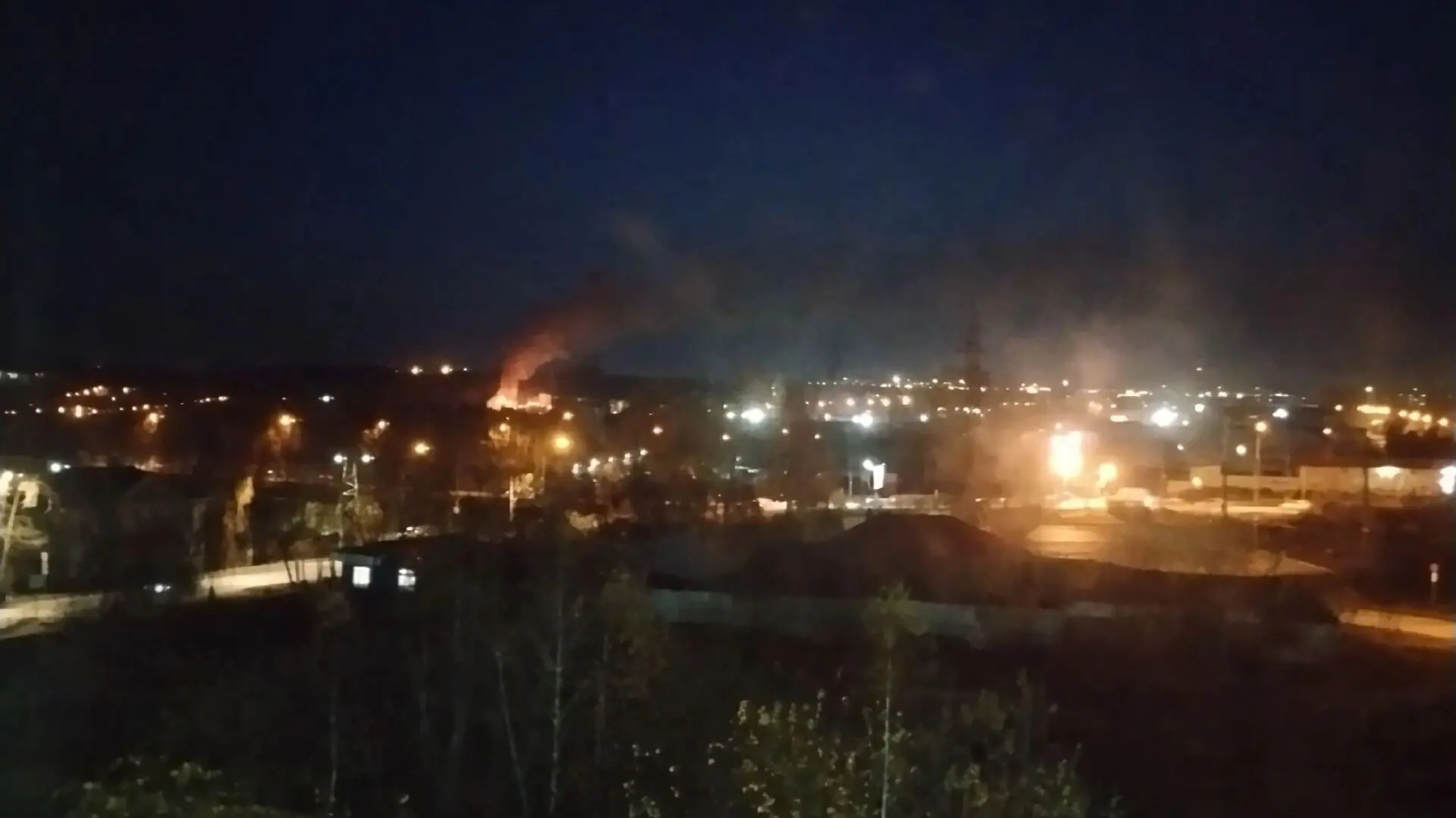 Шлейф дыма от пожара на улице Зерновой накрыл центр Нижнего Тагила