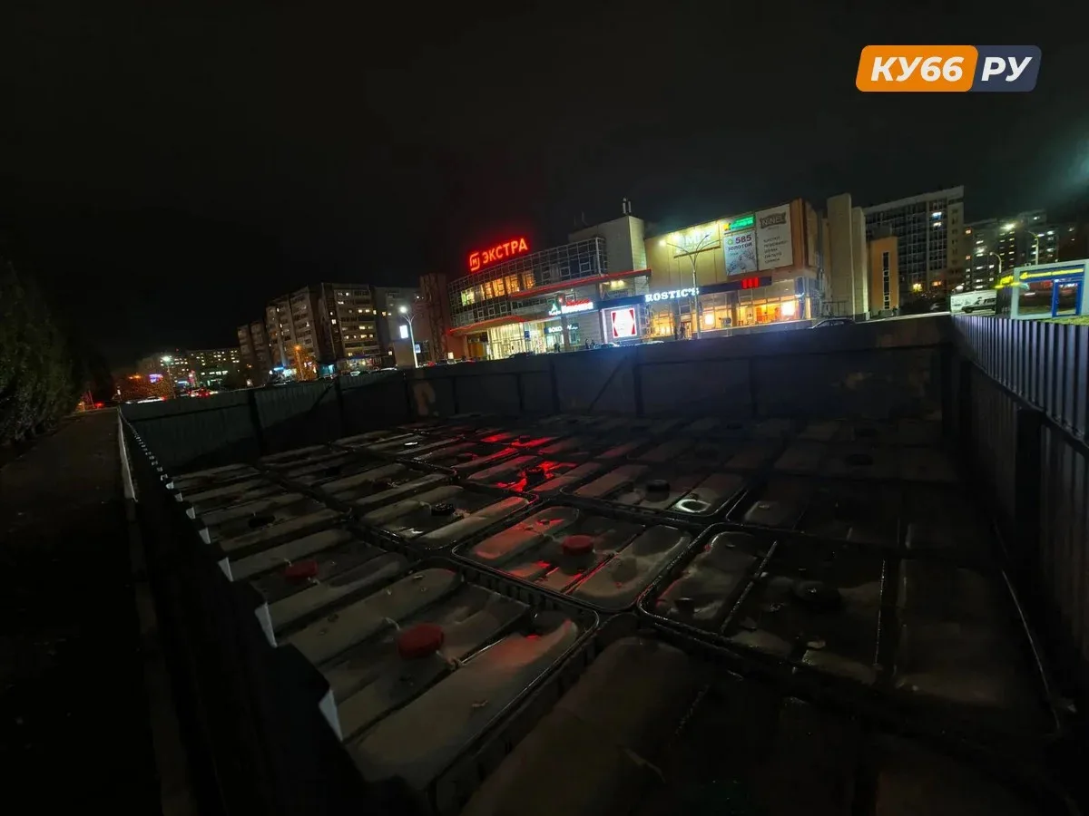 После жалоб в соцсетях с парковки ТЦ «Экстра» в Каменске-Уральском убрали емкости с топ...