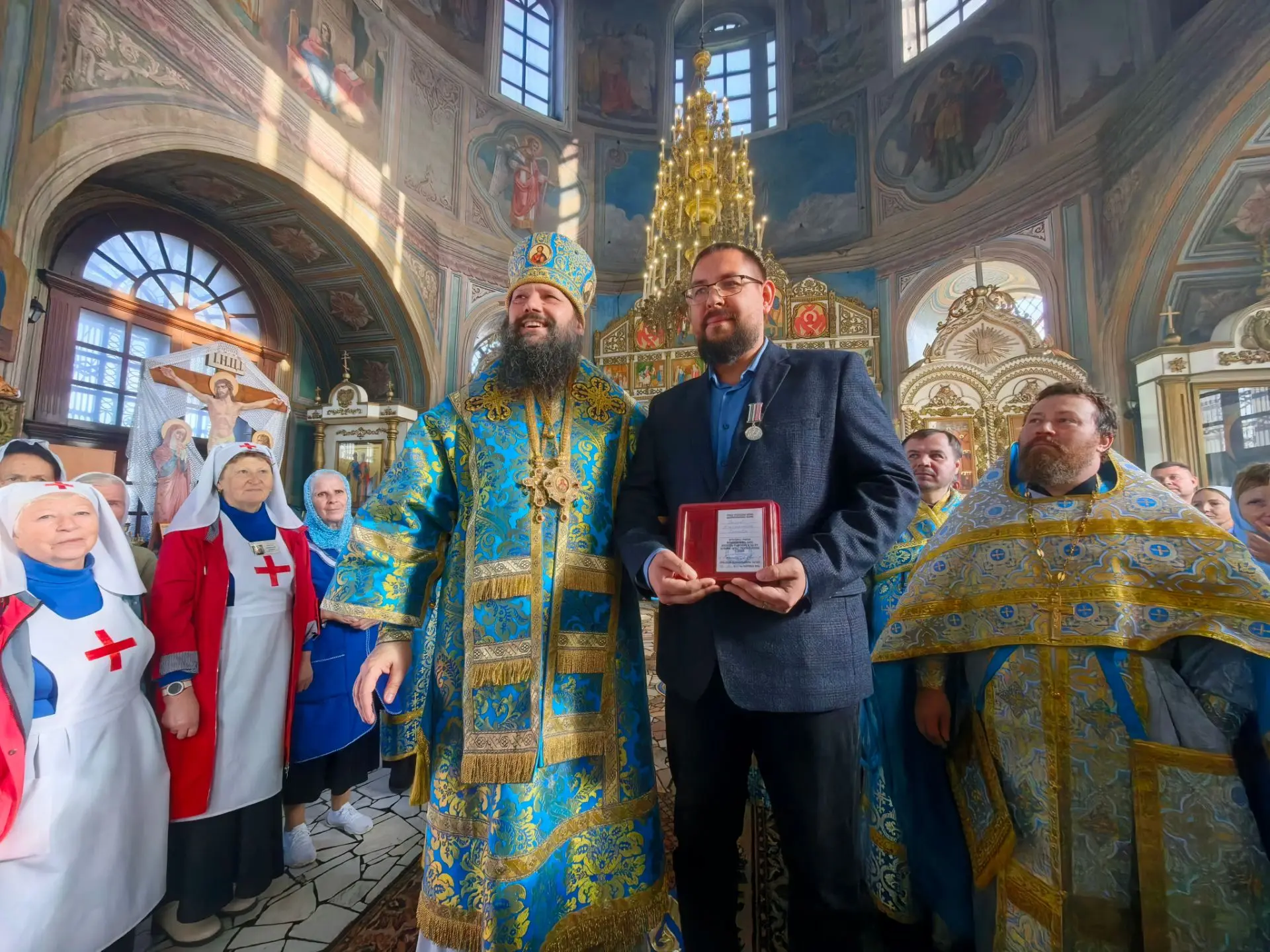 ✨🔔✨ По завершении Литургии и крестного хода, владыка вручил епархиальную медаль священ...