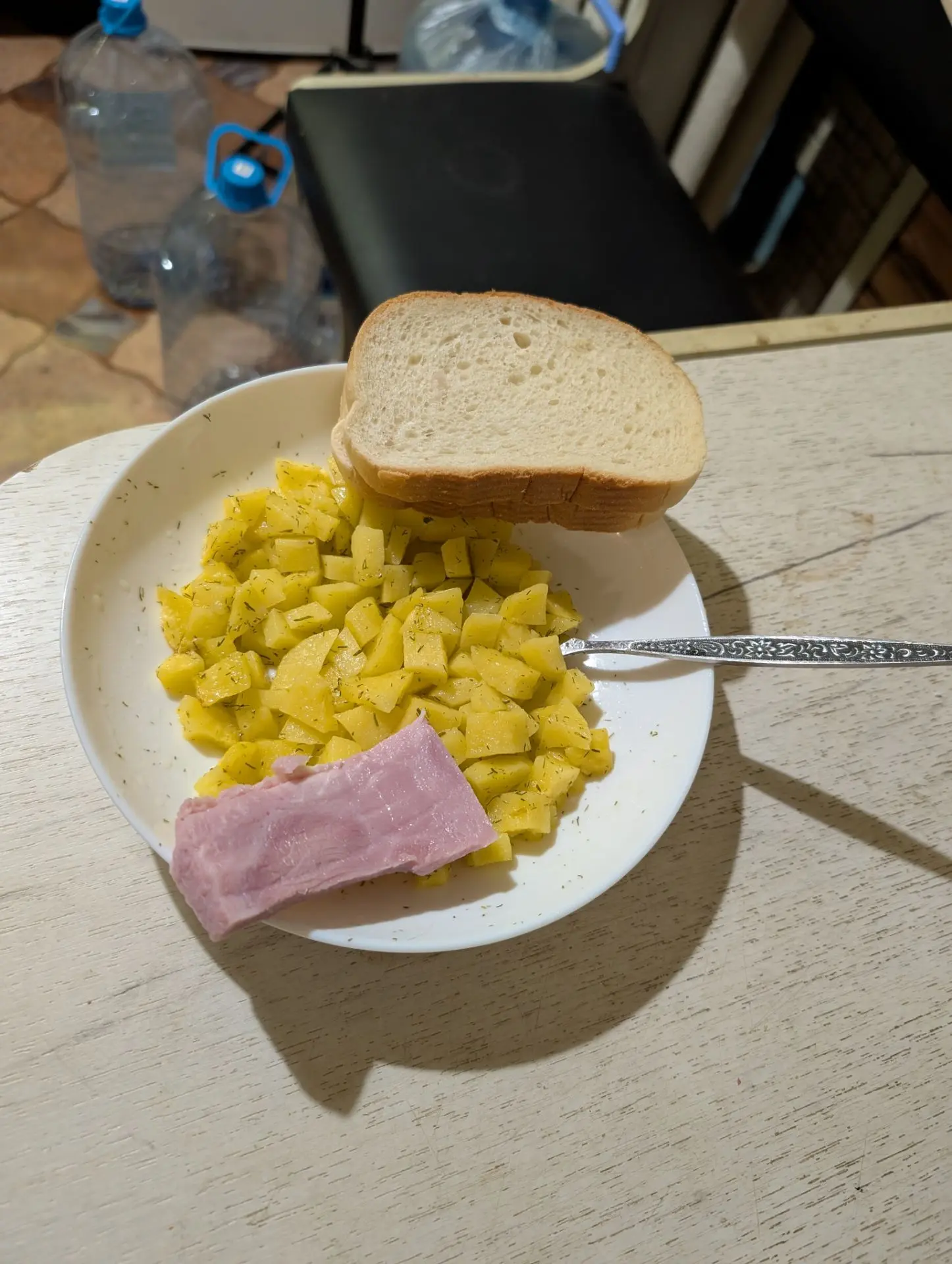 Ужин 🍴 простенько, картошка в микроволновке и чуть-чуть ветчины.