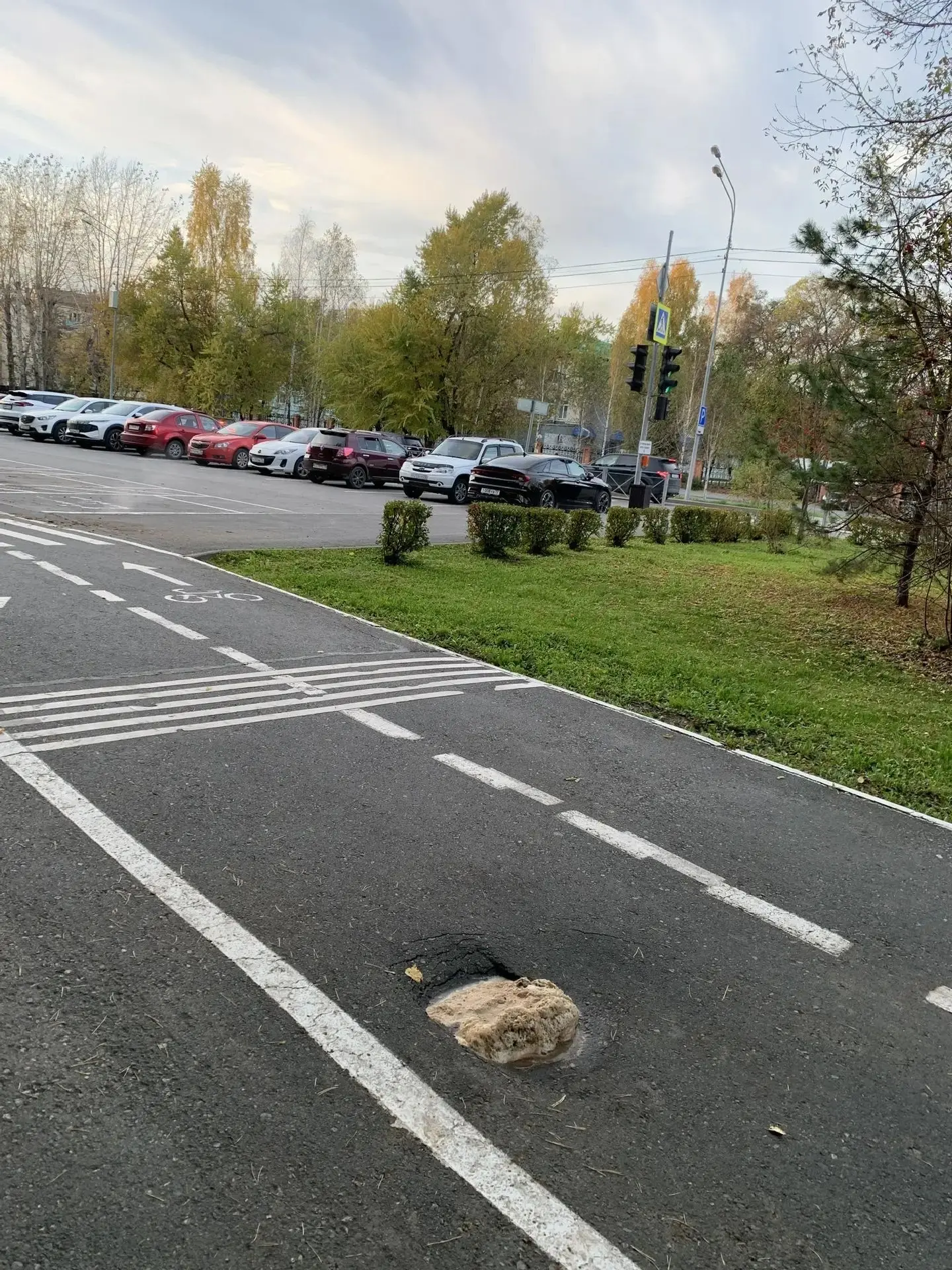 Не провалитесь! Горячая вода размыла асфальт. Экопарк Затюменский. Поставили палку, выз...