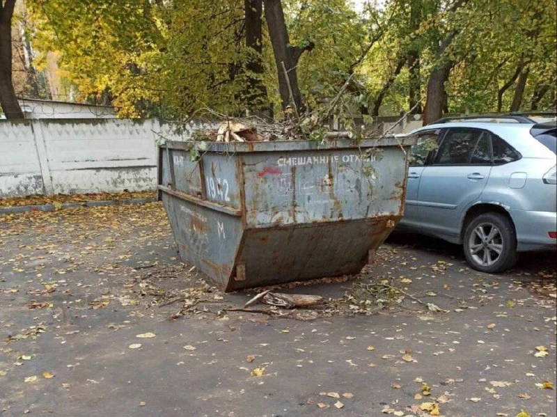 🗑 В Лефортово жители жалуются на контейнер, мешающий проезду