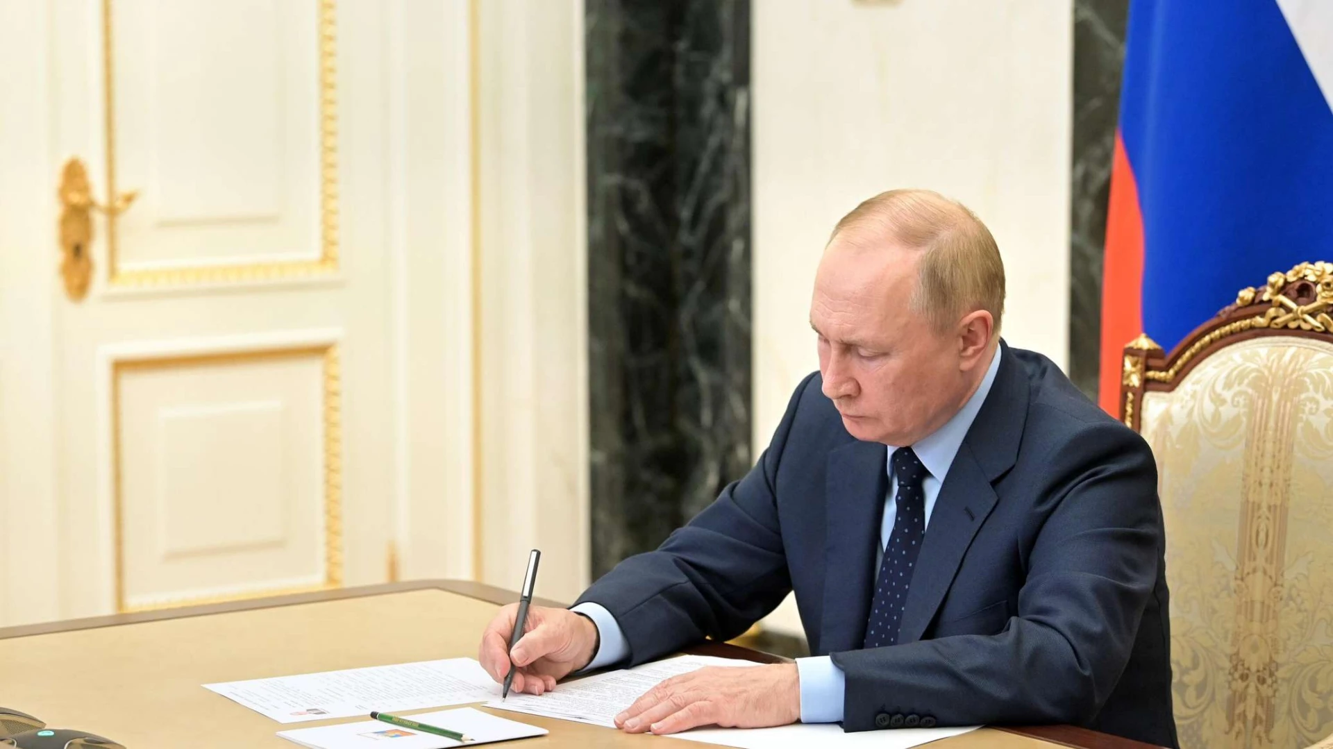 Уложили на паркет